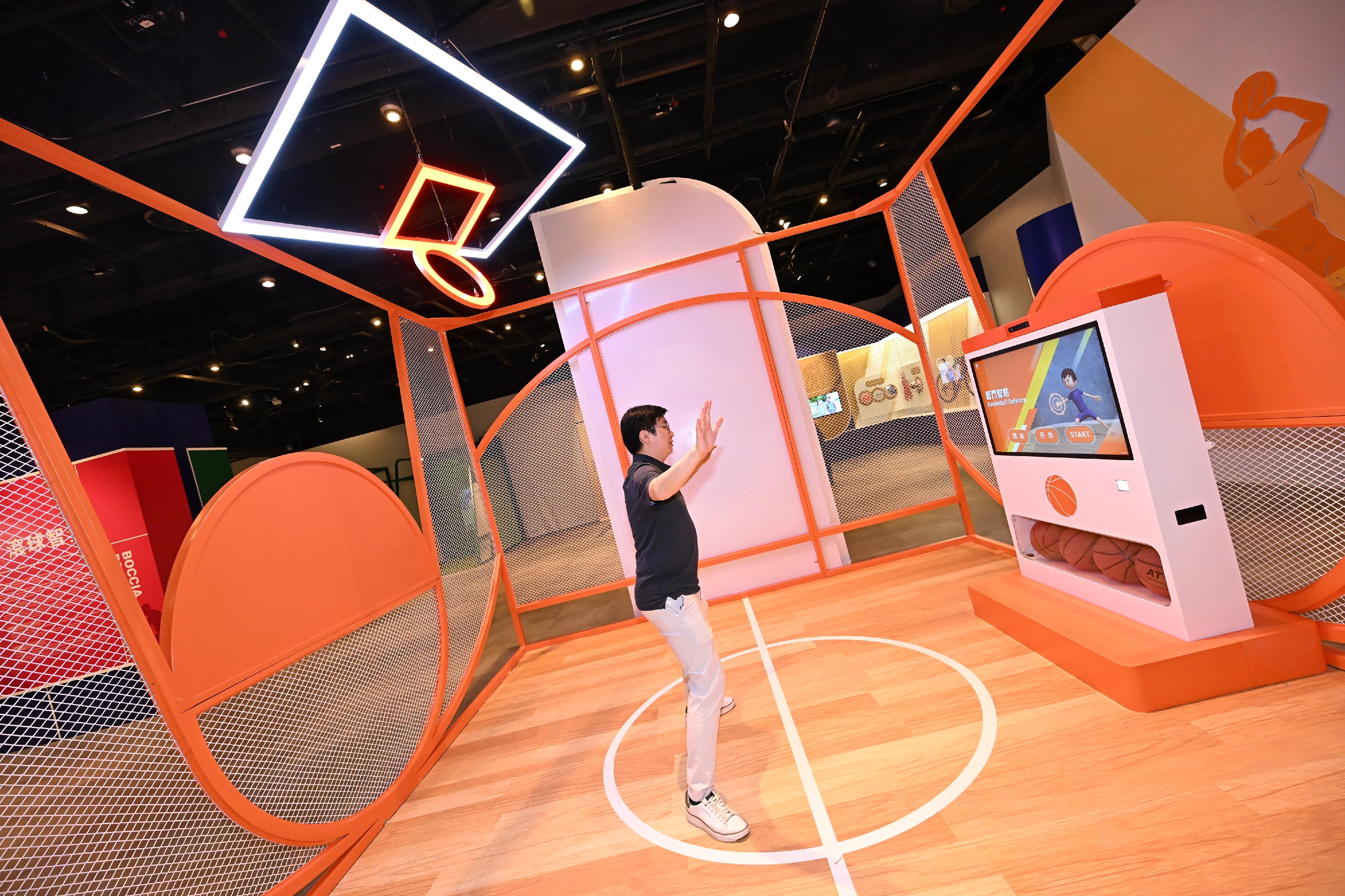 In support of the 2025 National Games, the Hong Kong Science Museum will launch the "Bank of China (Hong Kong) Presents: National Development and Achievements Series - Approaching Perfection: The Intersection of Sports and Science" exhibition from tomorrow (October 24) to February 25 next year. Photo shows the interactive exhibit "Basketball Defence". With the help of an AI system that tracks posture and footwork in real time, visitors can learn the defensive tactics commonly used in basketball.