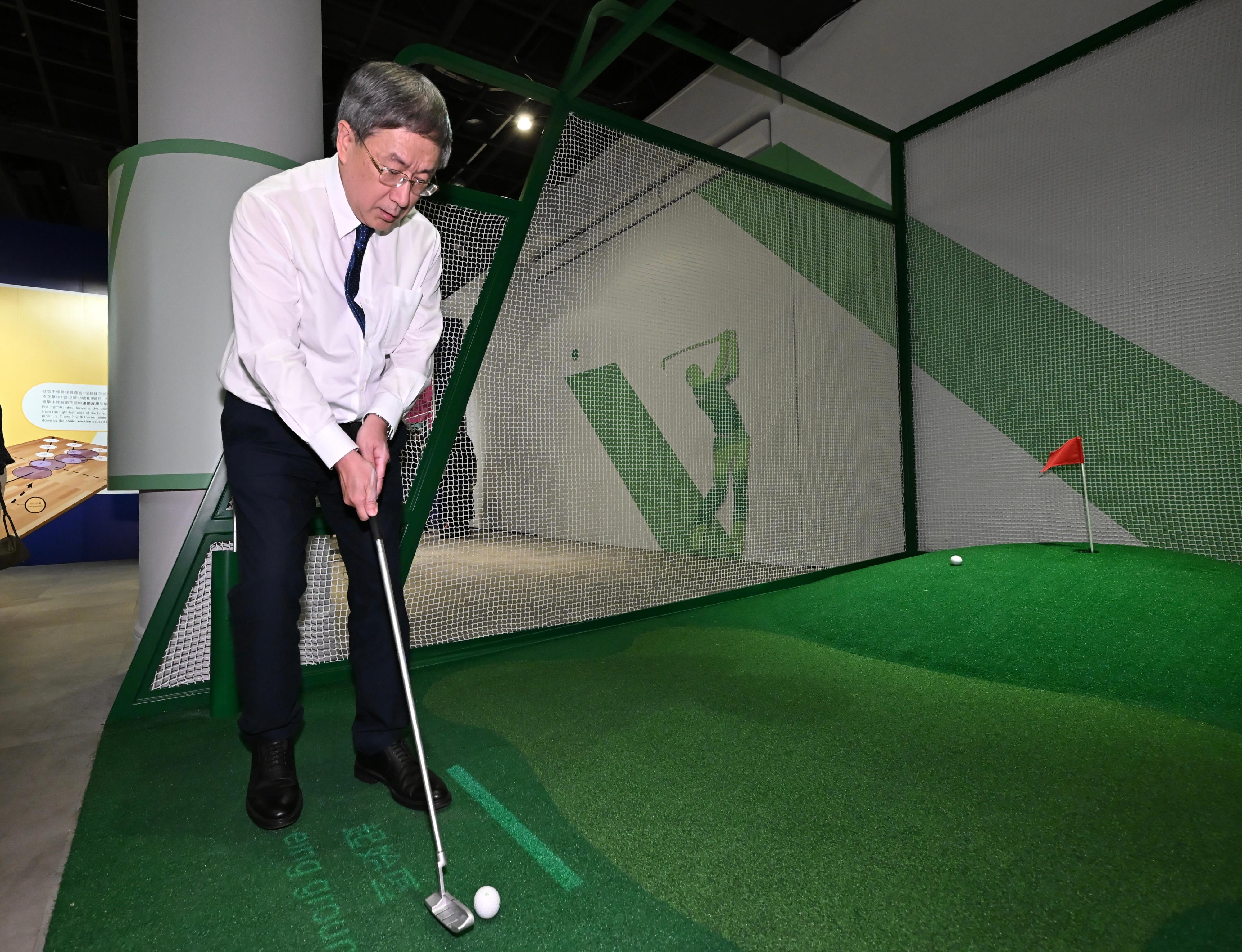In support of the 2025 National Games, the Hong Kong Science Museum will launch the "Bank of China (Hong Kong) Presents: National Development and Achievements Series - Approaching Perfection: The Intersection of Sports and Science" exhibition from tomorrow (October 24) to February 25 next year. Photo shows the Deputy Chief Secretary for Administration, Mr Cheuk Wing-hing, experiencing the interactive exhibit "Perfect Putt". 