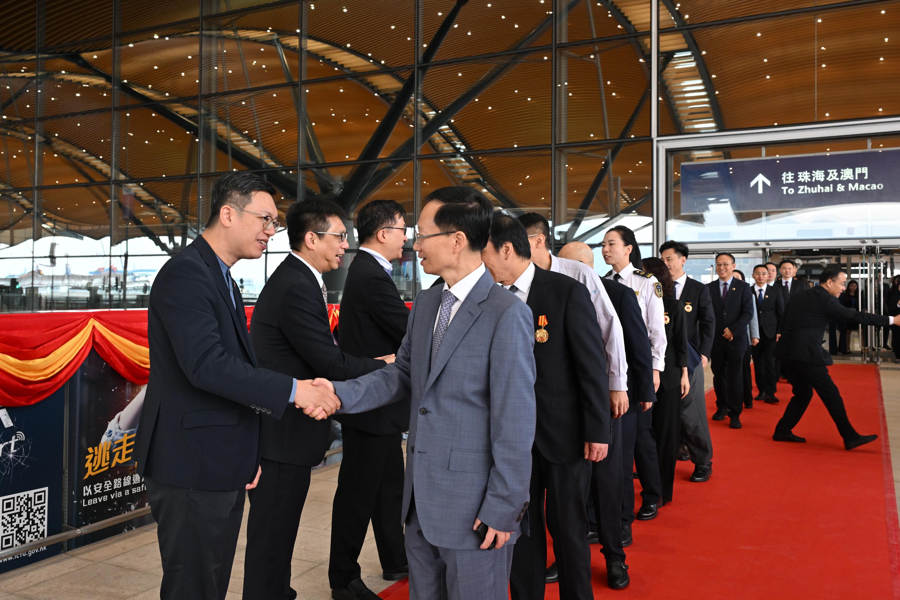 The Delegation of National Model Workers and Craftsmen concluded its four-day visit to Hong Kong this morning (October 23). The Hong Kong Special Administrative Region (HKSAR) Government hosted a farewell ceremony for the delegation at the Hong Kong-Zhuhai-Macao Bridge Hong Kong Port before their departure. Photo shows the Under Secretary for Labour and Welfare, Mr Ho Kai-ming (first left); the Deputy Director-General of the Social Work Department of the Liaison Office of the Central People's Government in the HKSAR, Mr Wu Xiaochuan (second left); and the Deputy Commissioner for Labour (Labour Administration), Mr Raymond Ho (third left), seeing off the leader of the delegation and Vice Chairman of the All-China Federation of Trade Unions, Mr Wei Dichun (fourth left), and other members of the delegation.