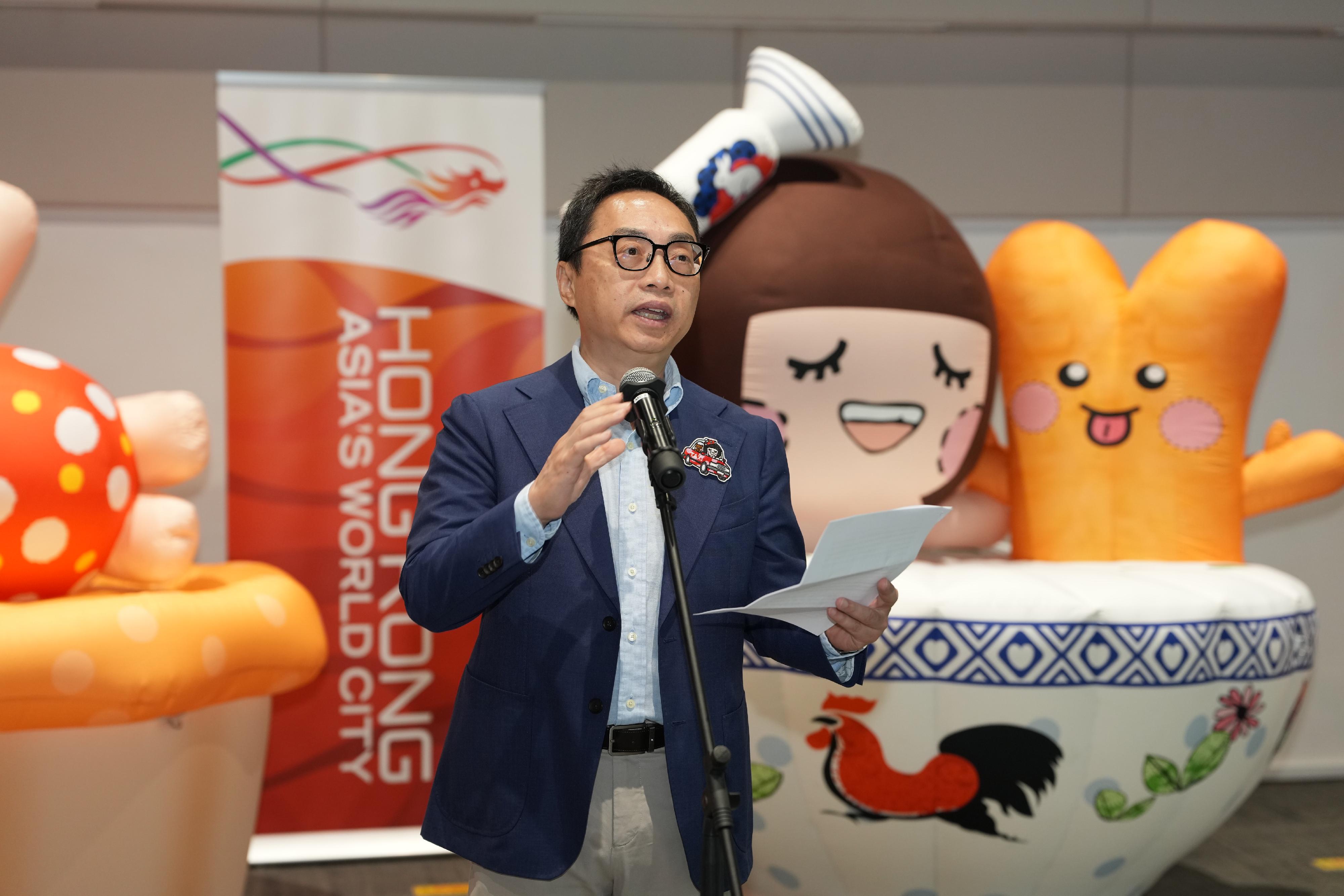 香港駐新加坡經濟貿易辦事處（駐新加坡經貿辦）與香港知名創作品牌Chocolate Rain於今日（十月二十三日）至十月二十六日，共同在新加坡新協立綜合設施舉辦社區藝術展。這場繽紛多彩的展覽歡迎不同藝術愛好者參觀，藉此促進香港與新加坡之間的文化交流。圖示駐新加坡經貿辦處長馮浩然在開幕禮上致辭。