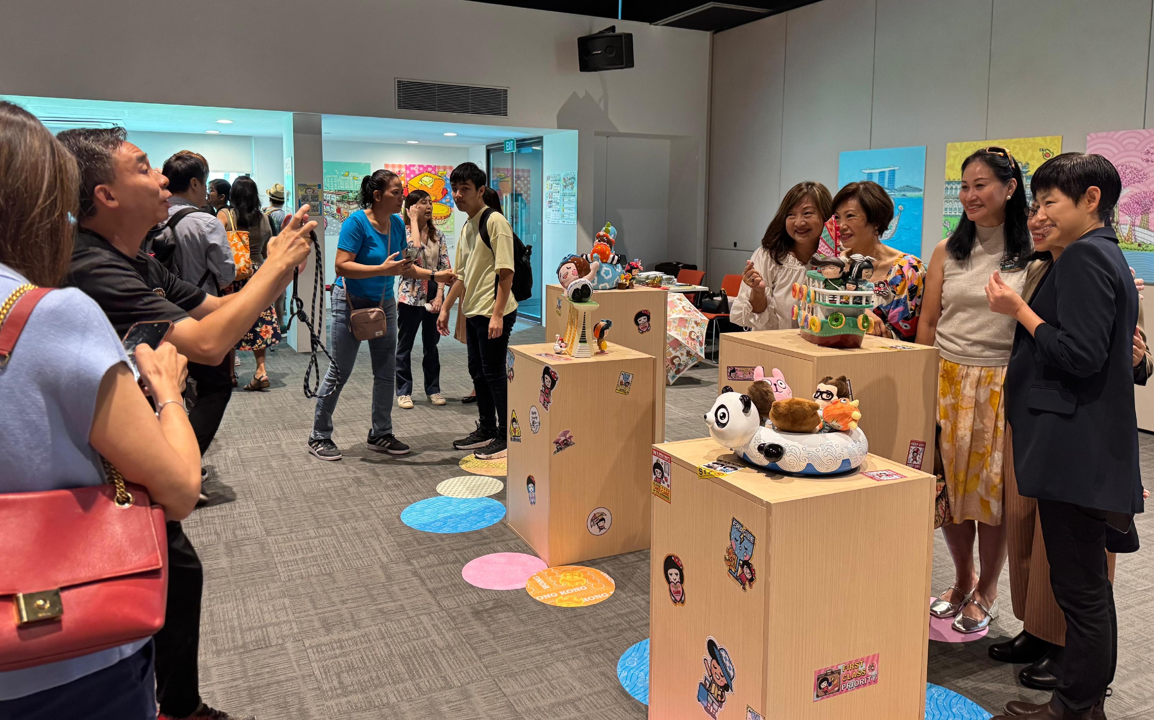 香港駐新加坡經濟貿易辦事處（駐新加坡經貿辦）與香港知名創作品牌Chocolate Rain於今日（十月二十三日）至十月二十六日，共同在新加坡新協立綜合設施舉辦社區藝術展。這場繽紛多彩的展覽歡迎不同藝術愛好者參觀，藉此促進香港與新加坡之間的文化交流。