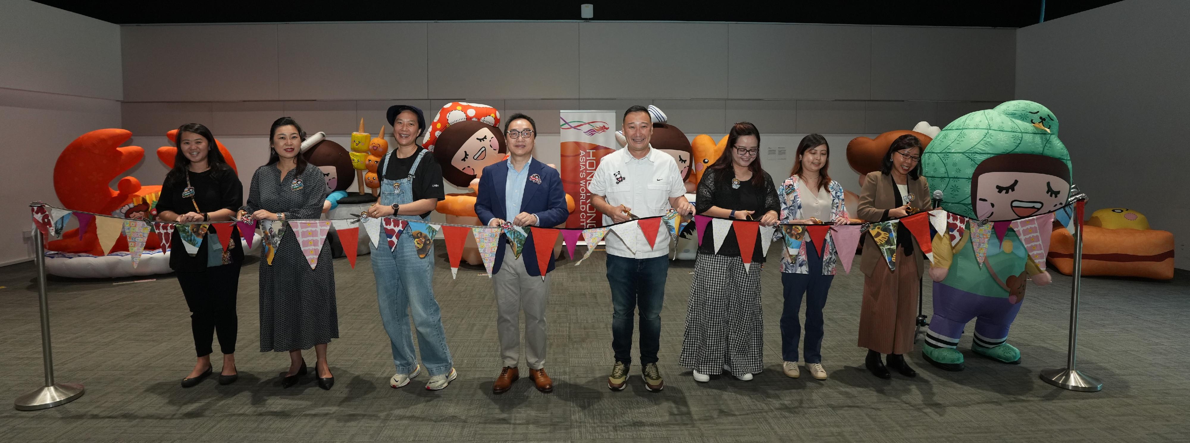 香港駐新加坡經濟貿易辦事處（駐新加坡經貿辦）與香港知名創作品牌 Chocolate Rain於今日（十月二十三日）至十月二十六日，共同在新加坡新協立綜合設施舉辦社區藝術展。這場繽紛多彩的展覽歡迎不同藝術愛好者參觀，藉此促進香港與新加坡之間的文化交流。圖示駐新加坡經貿辦處長馮浩然（左四）、Chocolate Rain創辦人麥雅端（左三），與多個社會服務組織主管合照。