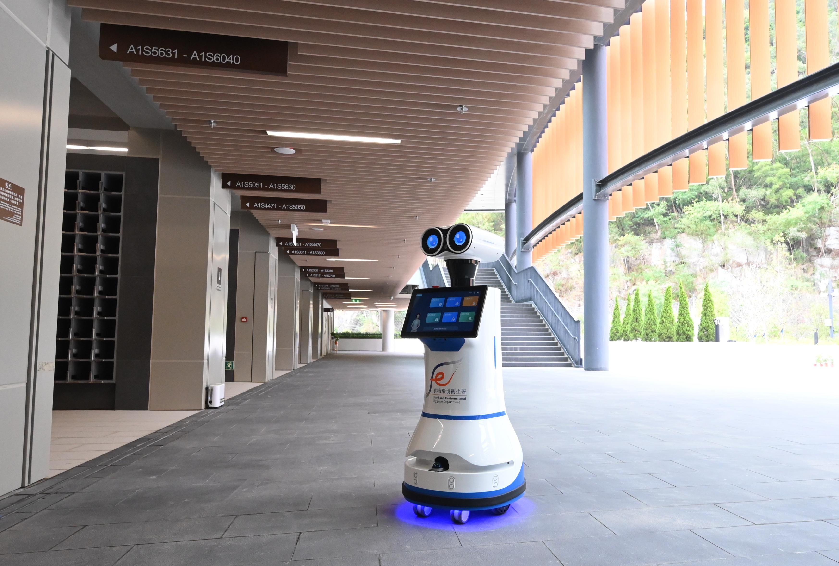 To ensure effective enforcement of the "smoke-free worship" requirement, the Food and Environmental Hygiene Department has introduced robots equipped with artificial intelligence to serve as "Smoke-free Ambassadors" and "Service Ambassadors". Photo shows the "Smoke-free Ambassador" conducting daily patrol. It will immediately alert staff and issue real-time broadcast warning messages to visitors upon detecting smoke or flames. 
