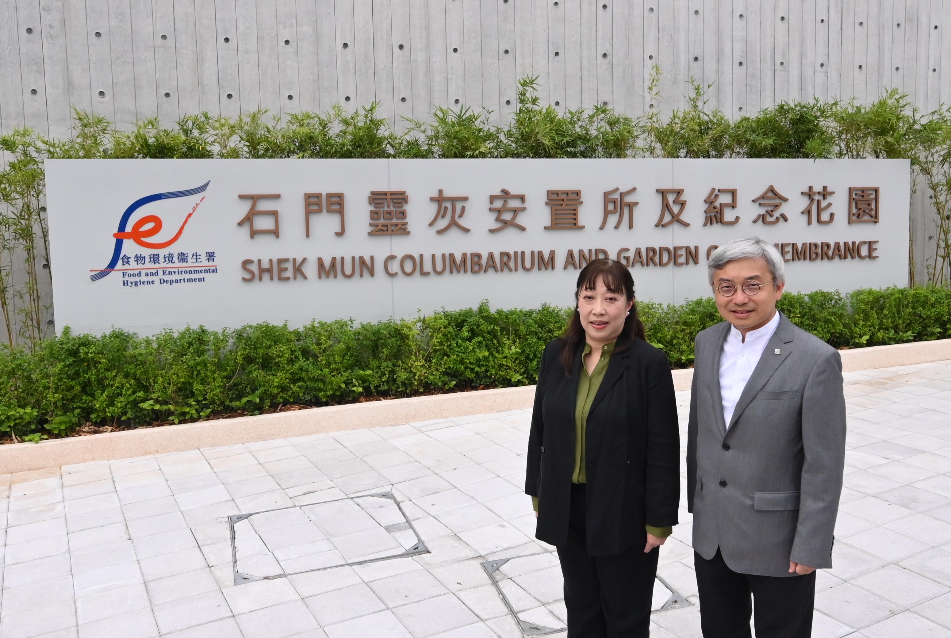 新建成的石門靈灰安置所及紀念花園位於沙田石門安興里，已於九月二十六日正式投入服務。圖示食物環境衞生署助理署長（職系管理及發展）何婉雯（左）和建築師代表（右）簡介石門靈灰安置所及紀念花園的場內設施和建築特色。