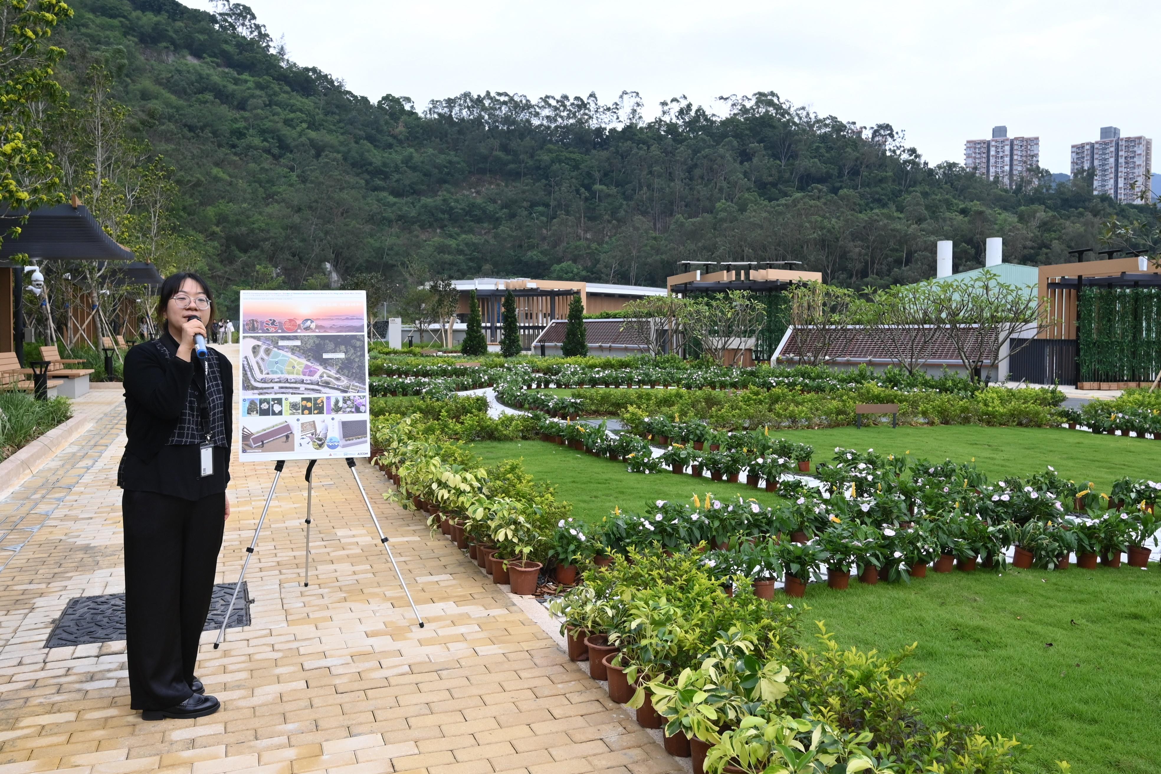 石門紀念花園設有撒灰草坪，以不同花卉和樹木主題組構成自然景觀，並設有紀念牌匾，為訪客提供寧靜祥和的環境懷緬先人。