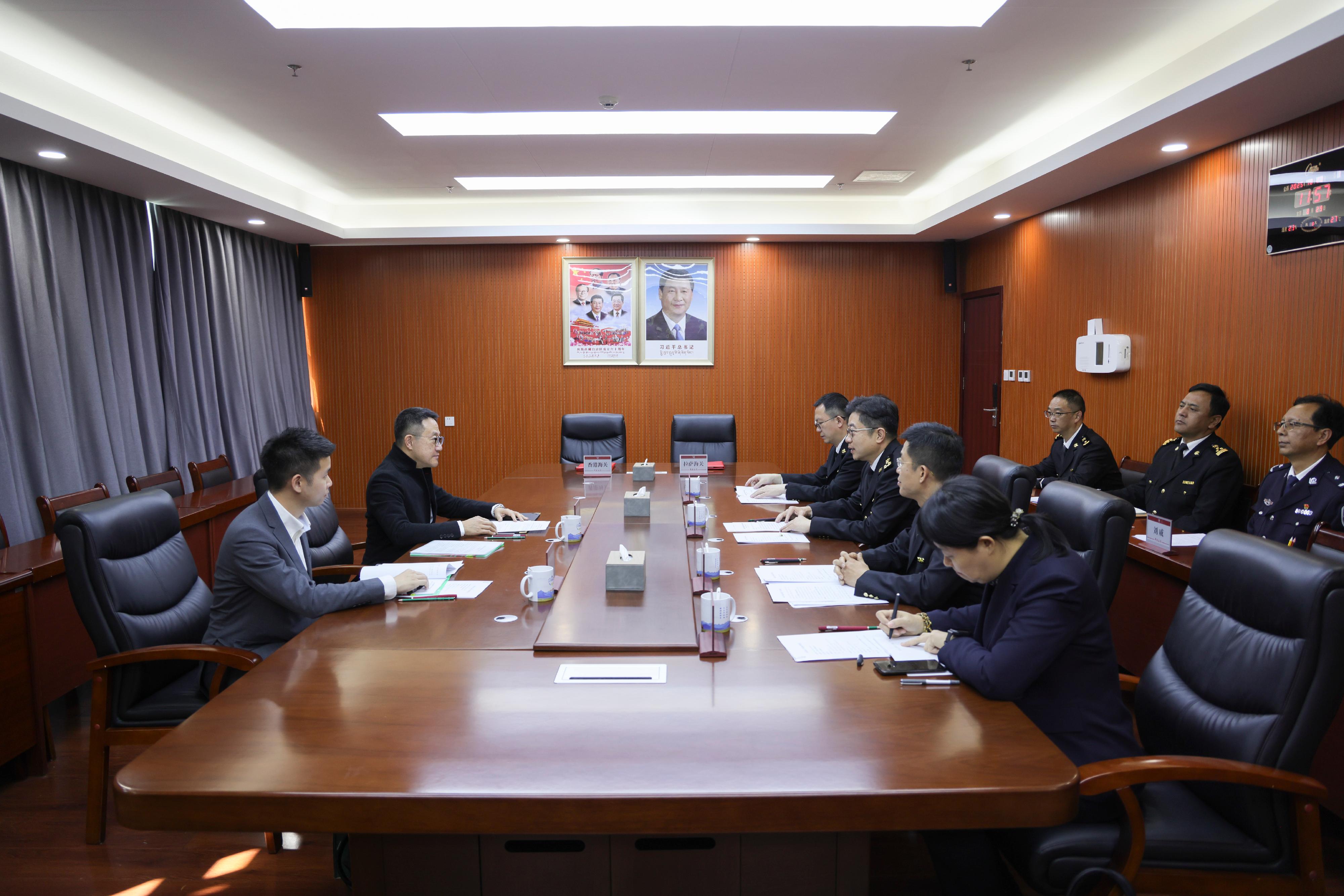 香港海關關長陳子達由十月十九日起參訪拉薩海關，行程今日（十月二十三日）結束。圖示陳子達（左二）於十月二十日參訪拉薩海關並與拉薩海關關長王宏翰（前排右三）會面。
