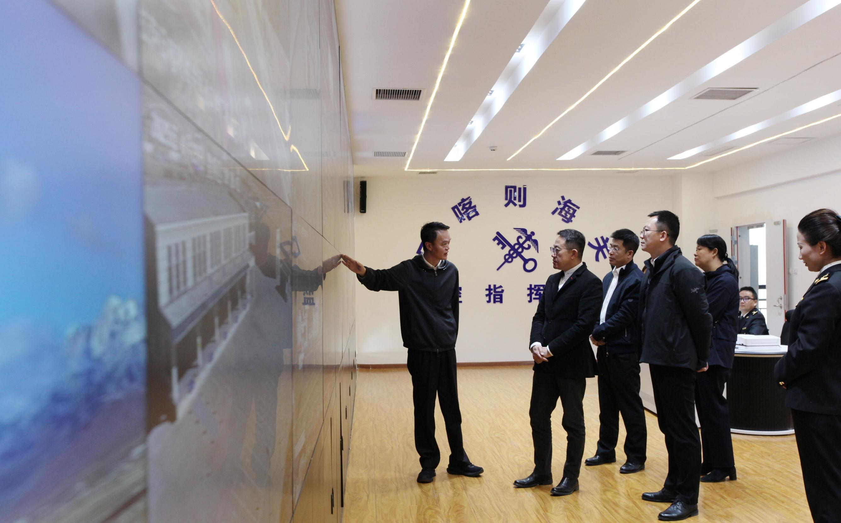 香港海關關長陳子達由十月十九日起參訪拉薩海關，行程今日（十月二十三日）結束。圖示陳子達（左二）今日在海關總署國際合作司副司長張曉輝（左三）和拉薩海關副關長李崧（左四）陪同下參觀日喀則國際陸地港。