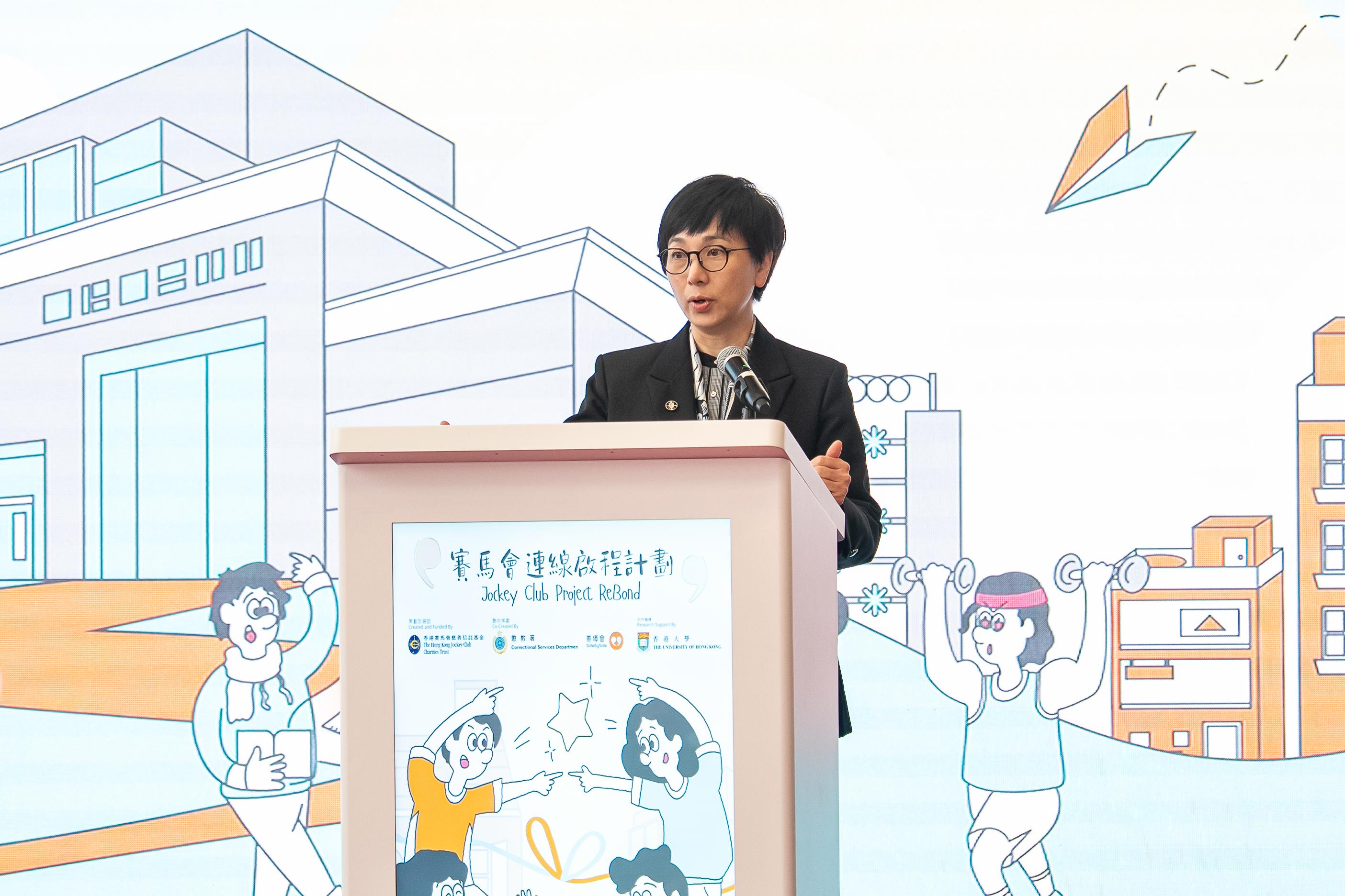 懲教署今日（十月二十三日）在羅湖懲教所舉辦「賽馬會連線啟程計劃」啟動禮。該計劃為刑期少於一年的在囚人士提供涵蓋在囚期間至釋放後的「一條龍」更生服務，並對他們的更生情況進行追蹤研究。圖示香港賽馬會慈善事務部主管（教育；青年）應鳳秀在啟動禮上致辭。