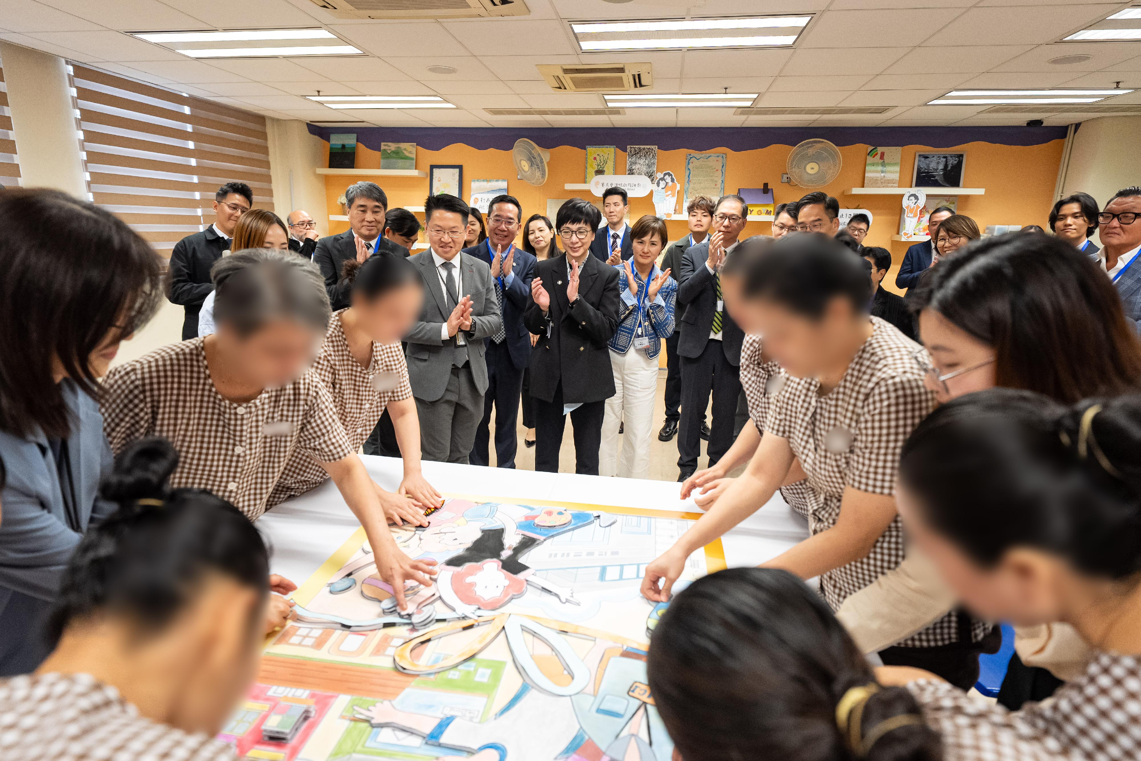 懲教署今日（十月二十三日）在羅湖懲教所舉辦「賽馬會連線啟程計劃」啟動禮。該計劃為刑期少於一年的在囚人士提供涵蓋在囚期間至釋放後的「一條龍」更生服務，並對他們的更生情況進行追蹤研究。圖示嘉賓參觀計劃下為在囚人士安排的藝術小組活動。