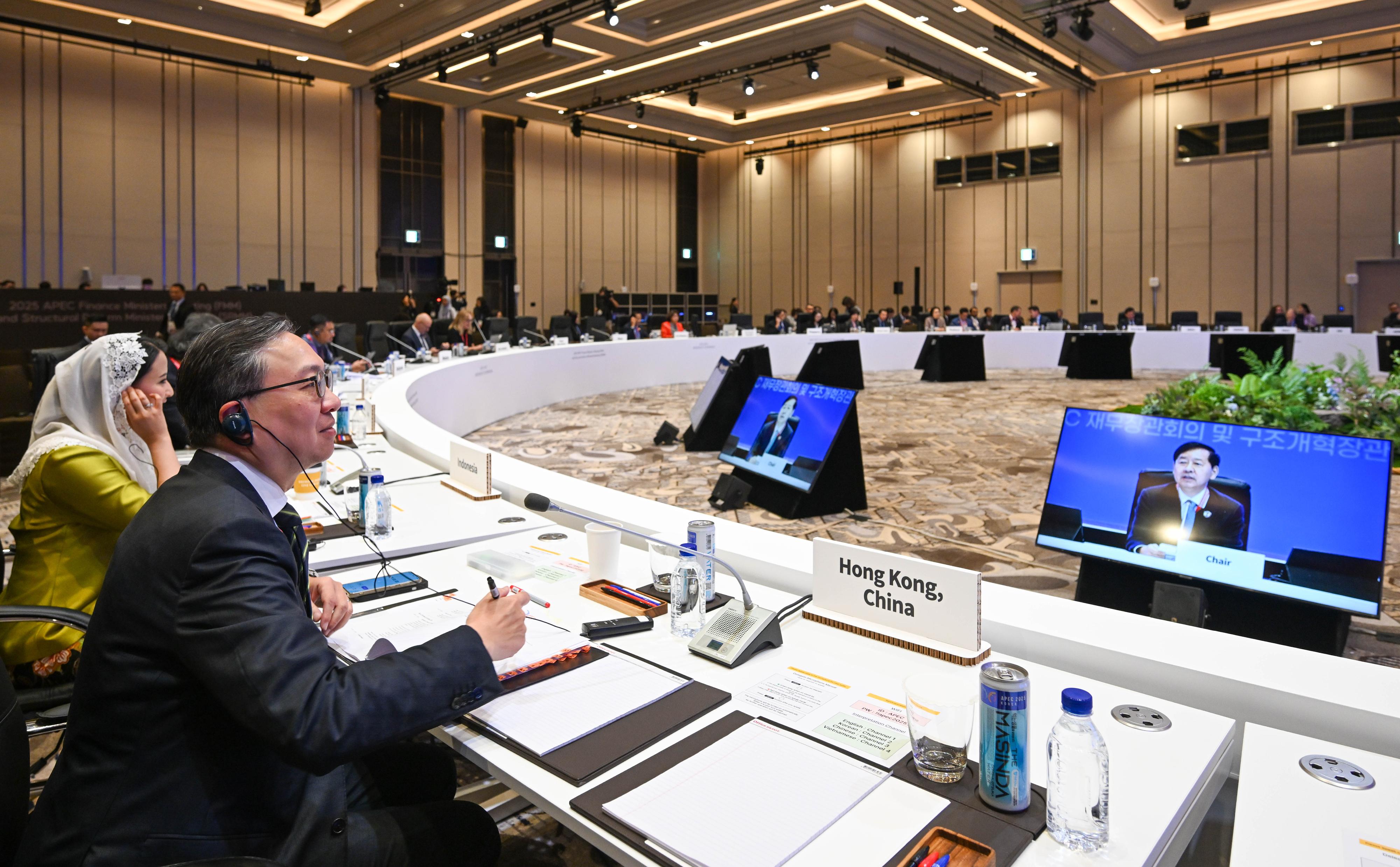 The Secretary for Justice, Mr Paul Lam, SC (first left), attends the 2025 Asia-Pacific Economic Cooperation Structural Reform Ministerial Meeting in Incheon, Korea, today (October 23).