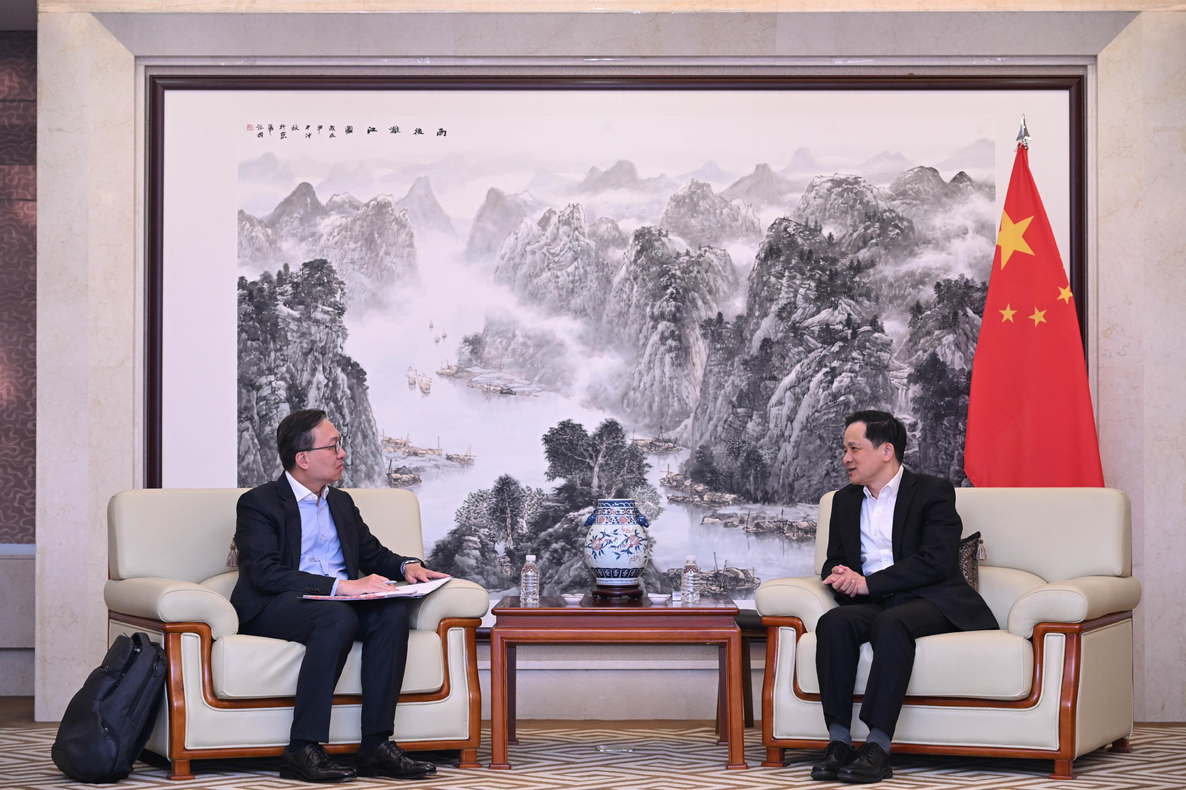 The Secretary for Justice, Mr Paul Lam, SC, continued his visit to Korea today (October 23). Photo shows Mr Lam (left) meeting with the Ambassador Extraordinary and Plenipotentiary of the People's Republic of China to the Republic of Korea, Mr Dai Bing (right).