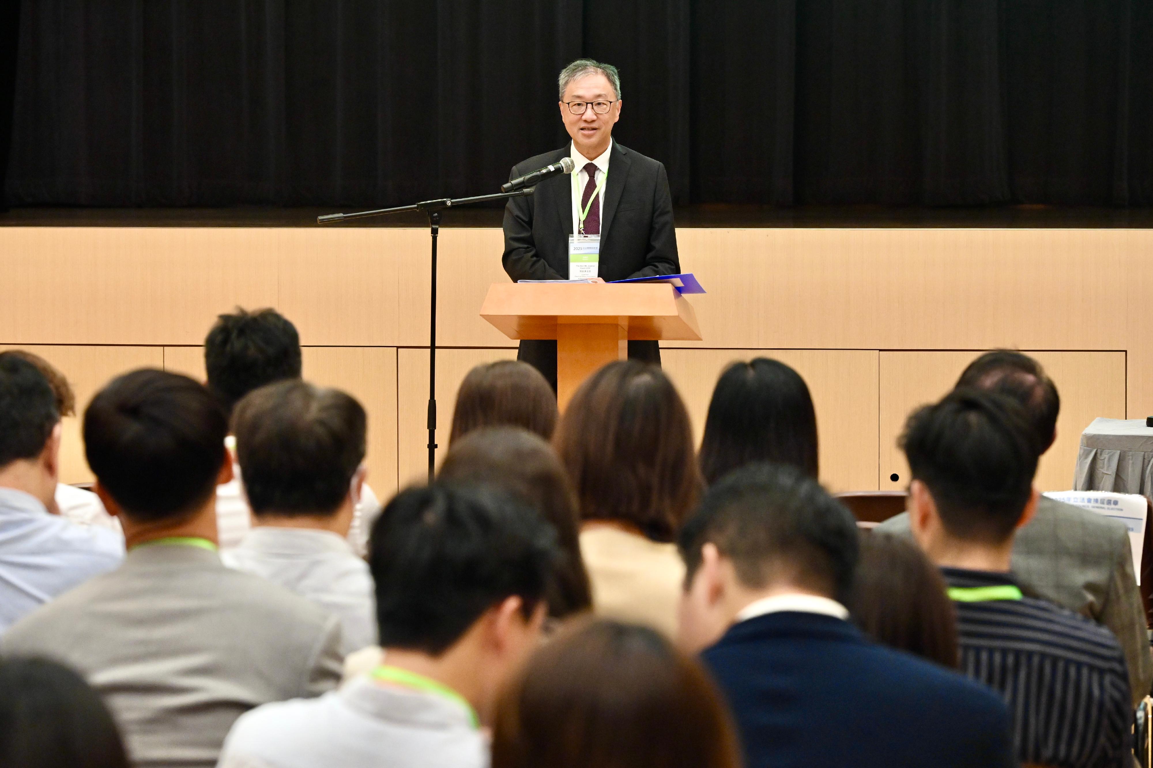 選舉管理委員會主席陸啟康法官十月九日為二○二五年立法會換屆選舉的選舉主任舉行簡介會。