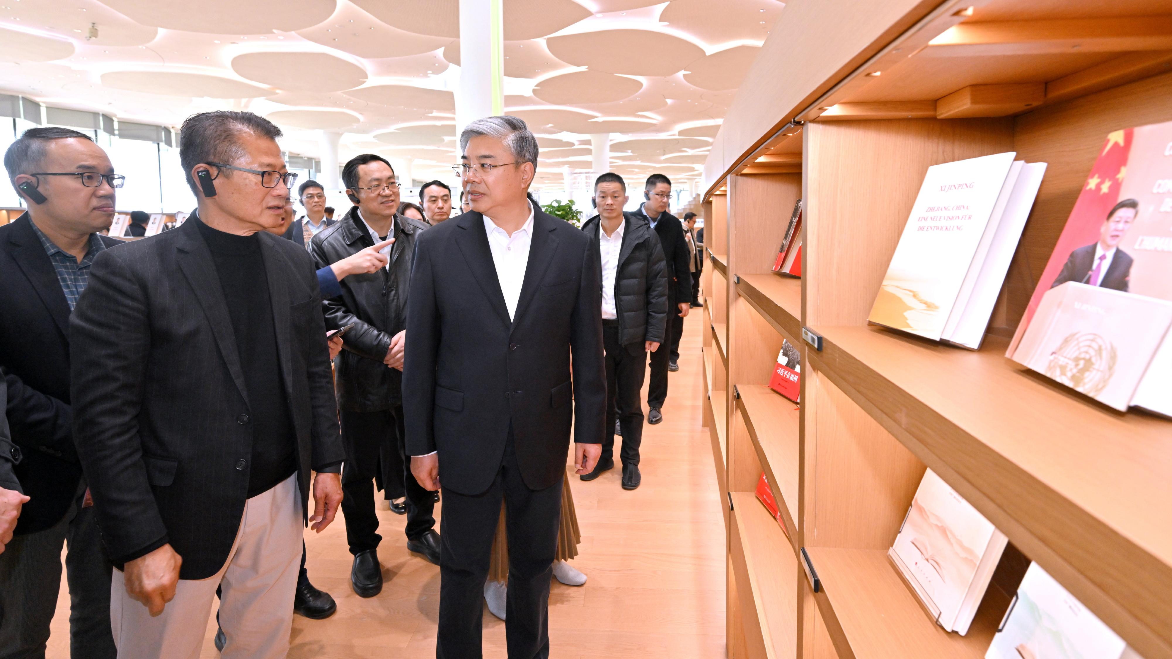 財政司司長陳茂波今日（十月二十三日）率領香港特別行政區代表團訪問北京城市副中心和河北雄安新區。圖示陳茂波（前排左）在北京市政府黨組成員、副市長唐文弘（前排右）陪同下，參觀北京城市圖書館。
