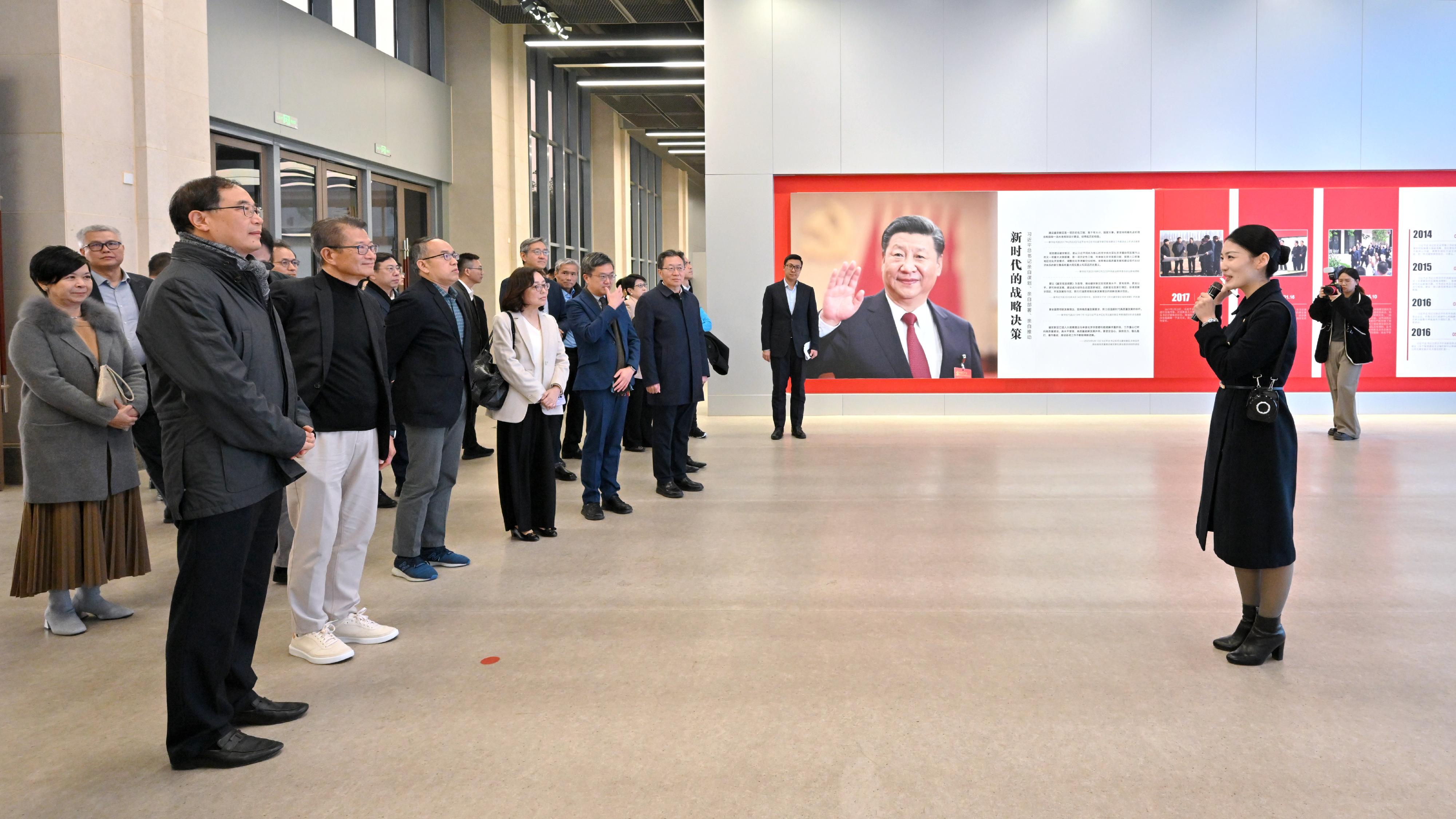 財政司司長陳茂波今日（十月二十三日）率領香港特別行政區代表團訪問北京城市副中心和河北雄安新區。圖示陳茂波（前排左二）和代表團參觀雄安啓動區綜合服務中心。
