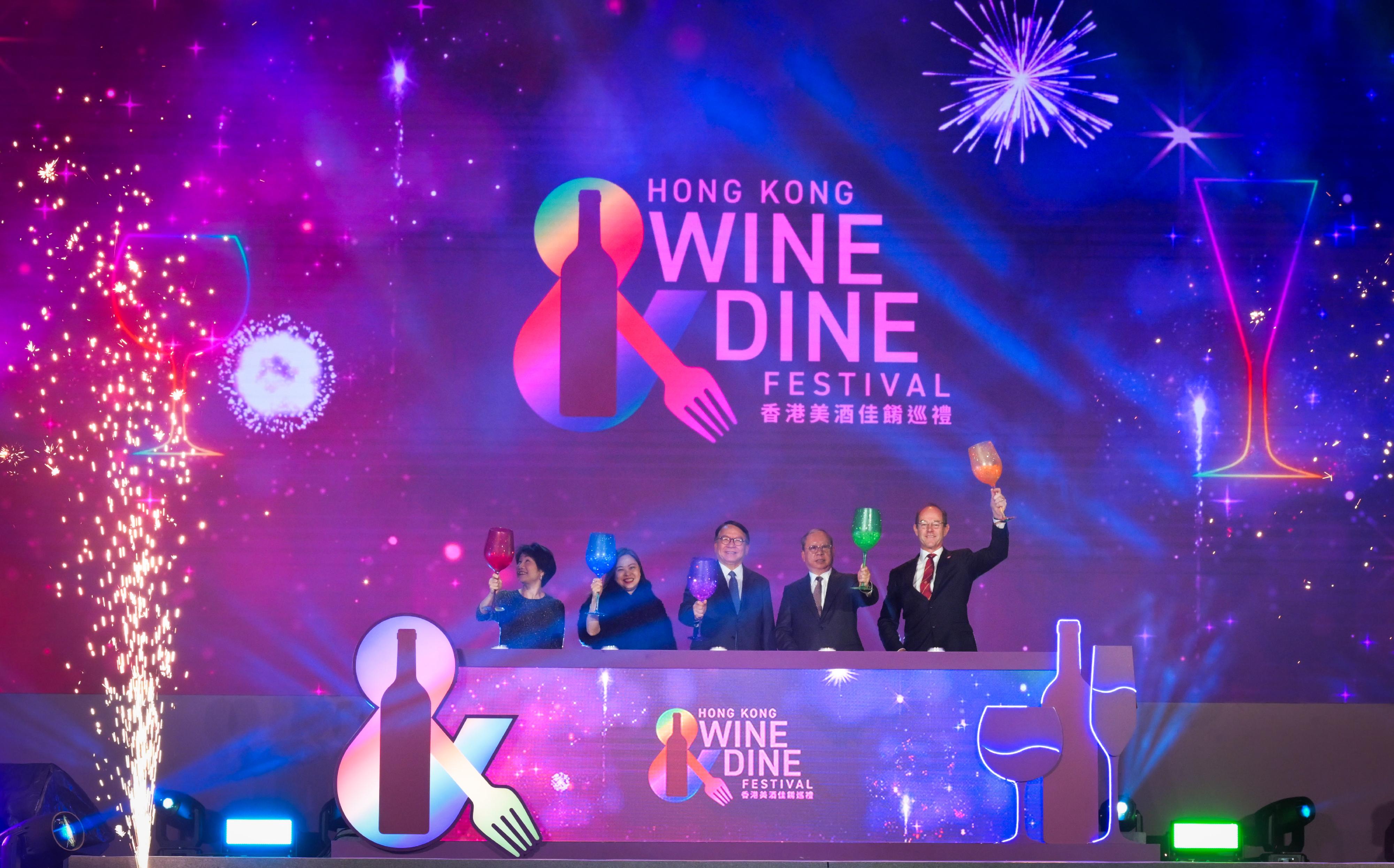 The Chief Secretary for Administration, Mr Chan Kwok-ki, attended the 2025 Hong Kong Wine & Dine Festival opening ceremony today (October 23). Photo shows (from left) the Permanent Secretary for Culture, Sports and Tourism, Ms Vivian Sum; the Secretary for Culture, Sports and Tourism, Miss Rosanna Law; Mr Chan; the Chairman of the Hong Kong Trade Development Council, Dr Peter Lam, and Representative of the Bordeaux Wine Council Mr Allan Sichel officiating at the event.