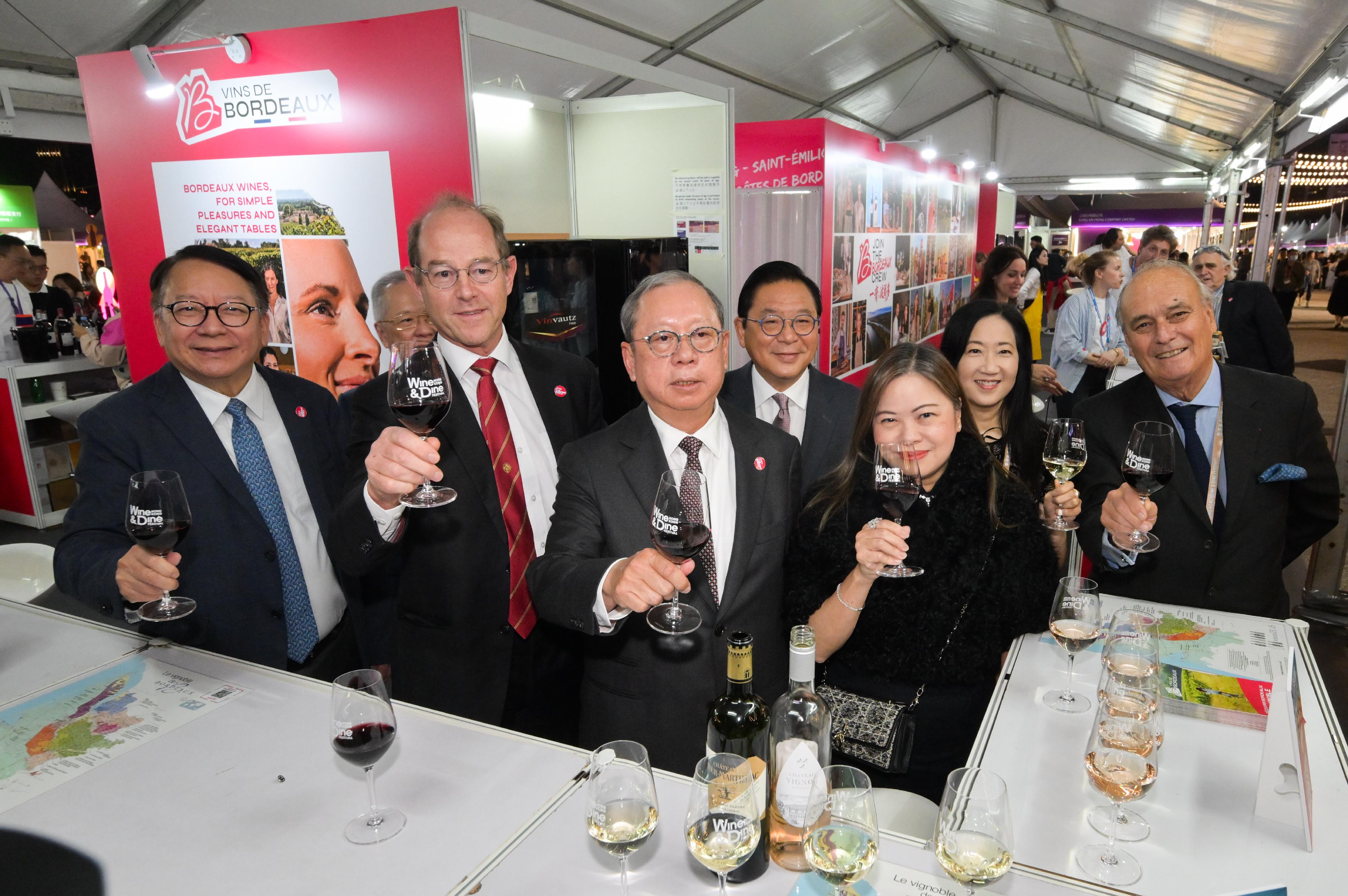 The Chief Secretary for Administration, Mr Chan Kwok-ki, attended the 2025 Hong Kong Wine & Dine Festival opening ceremony today (October 23). Photo shows Mr Chan (first left) visiting an exhibition booth. Looking on are the Secretary for Culture, Sports and Tourism, Miss Rosanna Law (fourth left); the Chairman of the Hong Kong Trade Development Council, Dr Peter Lam (third left), and Representative of the Bordeaux Wine Council Mr Allan Sichel (second left).
