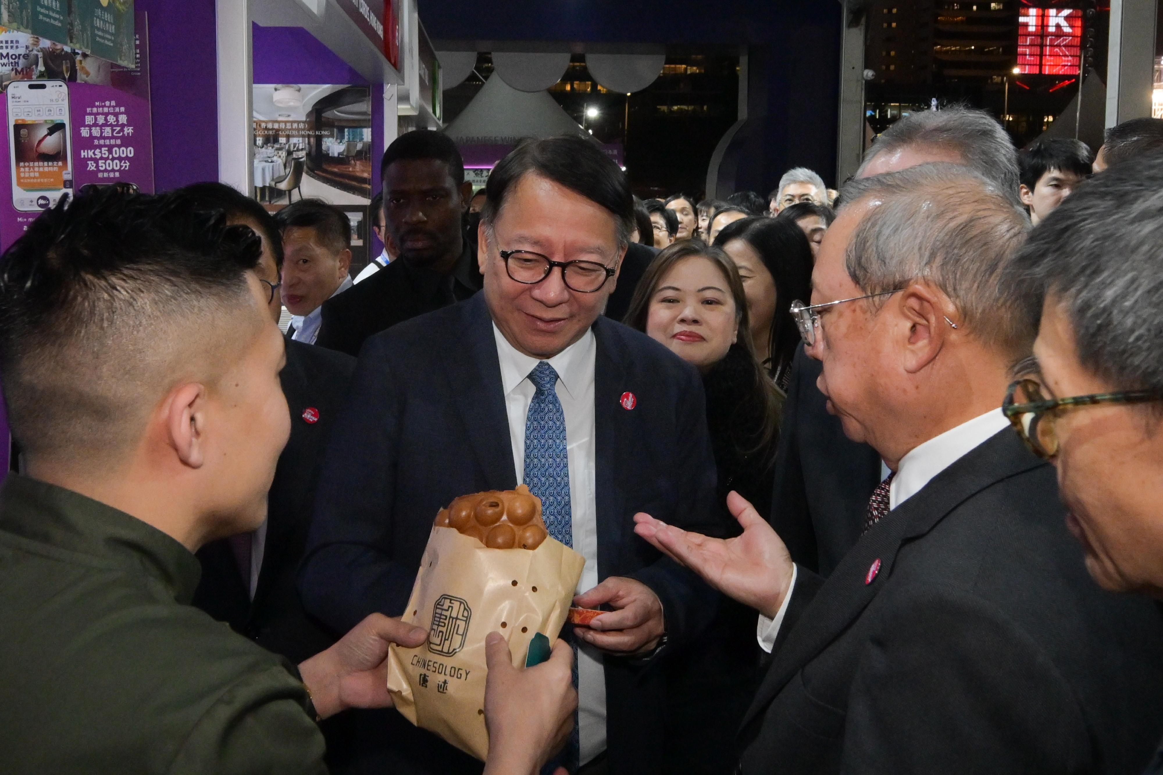 The Chief Secretary for Administration, Mr Chan Kwok-ki, attended the 2025 Hong Kong Wine & Dine Festival opening ceremony today (October 23). Photo shows Mr Chan (second left) visiting an exhibition booth. Looking on are the Secretary for Culture, Sports and Tourism, Miss Rosanna Law (third left), and the Chairman of the Hong Kong Trade Development Council, Dr Peter Lam (second right).