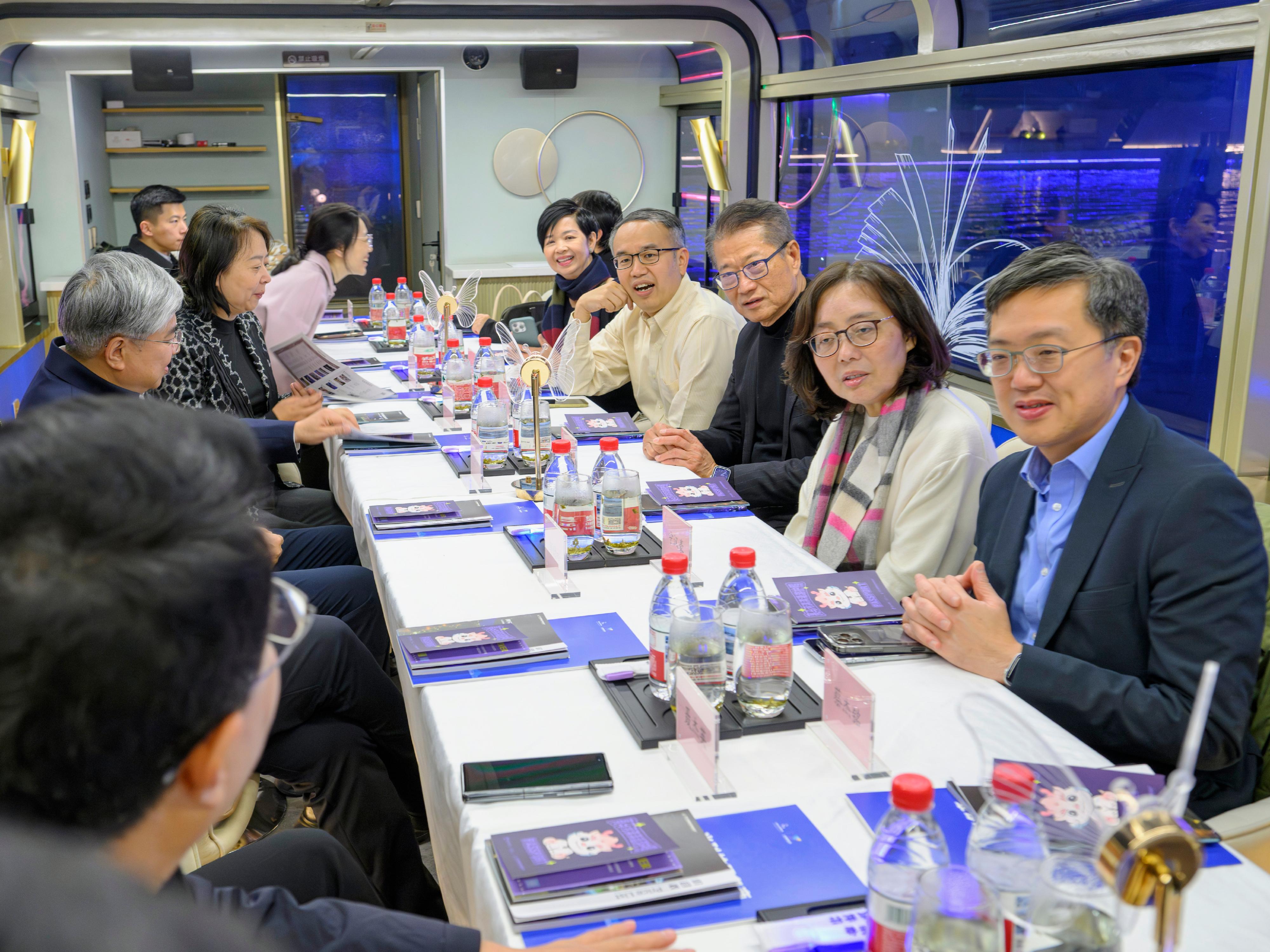 The Financial Secretary, Mr Paul Chan, yesterday (October 22) led a Hong Kong Special Administrative Region delegation to visit the Beijing Municipal Administrative Center and the Xiong'an New Area in Hebei. Photo shows the HKSAR delegation cruising the Liangma River restoration and improvement project in Chaoyang District, Beijing yesterday. Photo shows Mr Chan (third right); the Secretary for Financial Services and the Treasury, Mr Christopher Hui (fourth right); the Secretary for Development, Ms Bernadette Linn (second right); and the Secretary for Housing, Ms Winnie Ho (fifth right), together with member of the Party Leadership Group of the Beijing Municipal Government and Vice Mayor of Beijing Mr Tang Wenhong (second left), listening to a briefing about the project.
