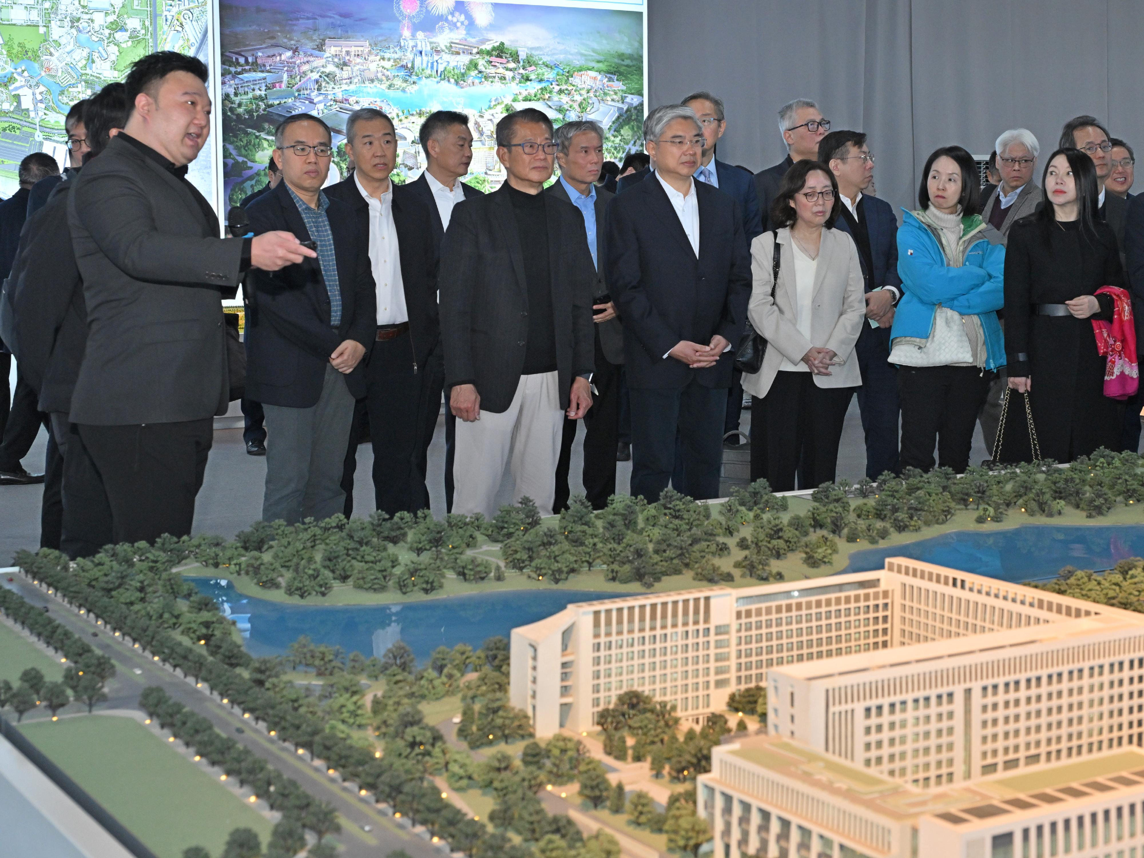The Financial Secretary, Mr Paul Chan, today (October 23) led a Hong Kong Special Administrative Region delegation to visit the Beijing Municipal Administrative Center and the Xiong'an New Area in Hebei. Photo shows Mr Chan (fifth left) and members of the HKSAR delegation touring the planning exhibition hall of the Beijing Municipal Administrative Center.