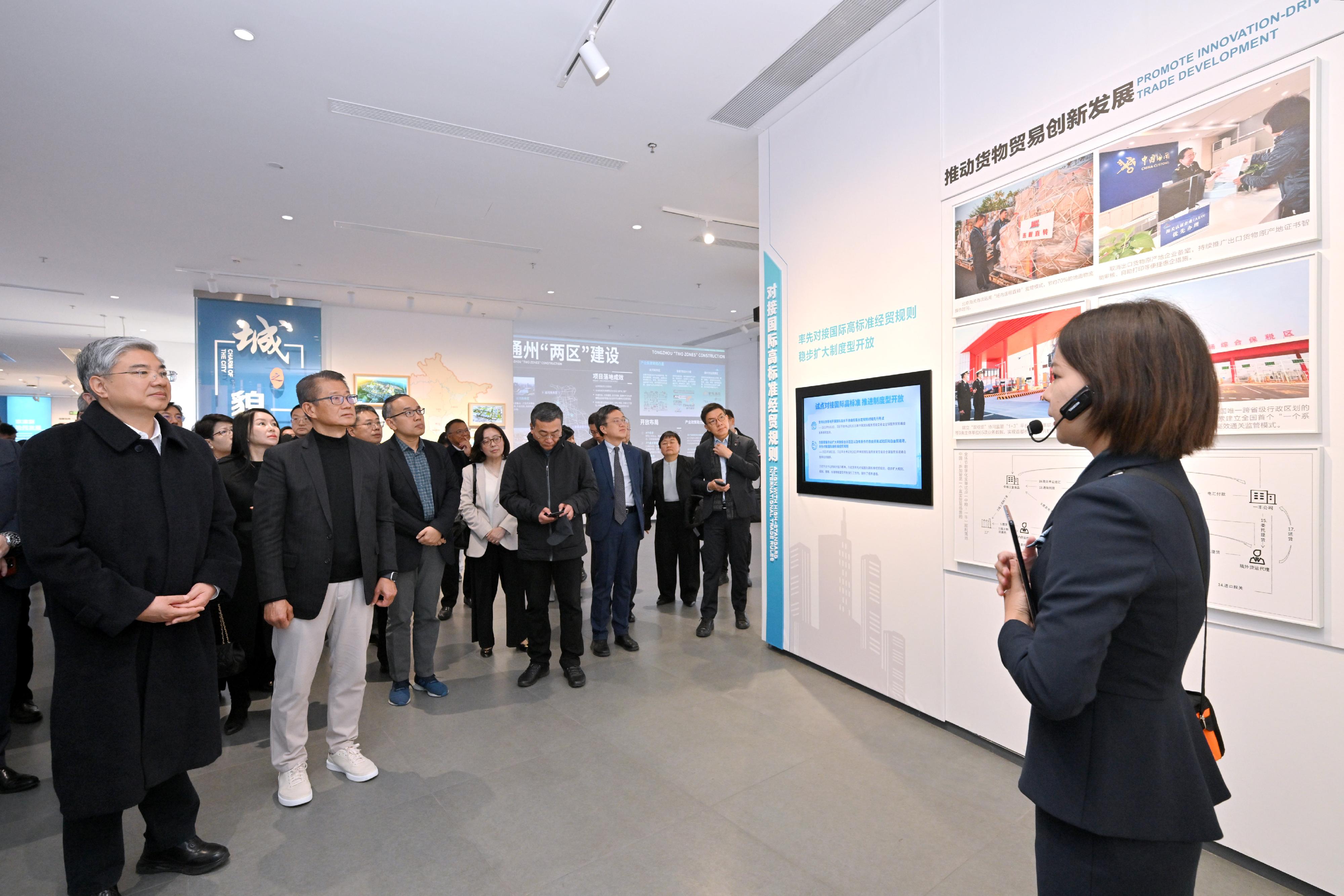 The Financial Secretary, Mr Paul Chan, today (October 23) led a Hong Kong Special Administrative Region delegation to visit the Beijing Municipal Administrative Center and the Xiong'an New Area in Hebei. Photo shows Mr Chan (front row, second left) and members of the HKSAR delegation, accompanied by member of the Party Leadership Group of the Beijing Municipal Government and Vice Mayor of Beijing Mr Tang Wenhong (front row, first left), receiving a briefing at the Yunhe Business District.