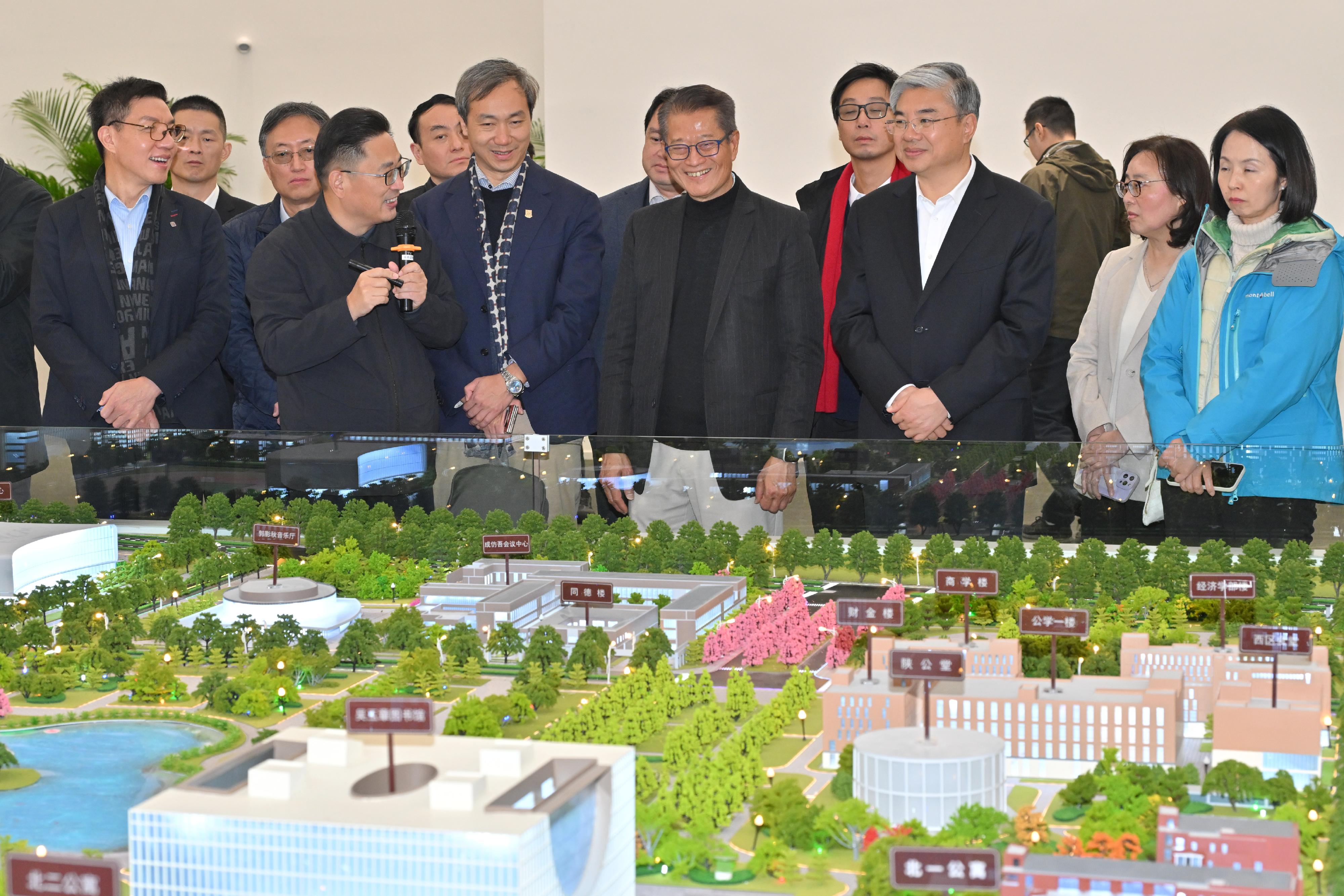 The Financial Secretary, Mr Paul Chan, today (October 23) led a Hong Kong Special Administrative Region delegation to visit the Beijing Municipal Administrative Center and the Xiong'an New Area in Hebei. Photo shows Mr Chan (front row, fourth right) and the delegation visiting the Tongzhou campus of the Renmin University of China and receiving a briefing on the development of the campus.