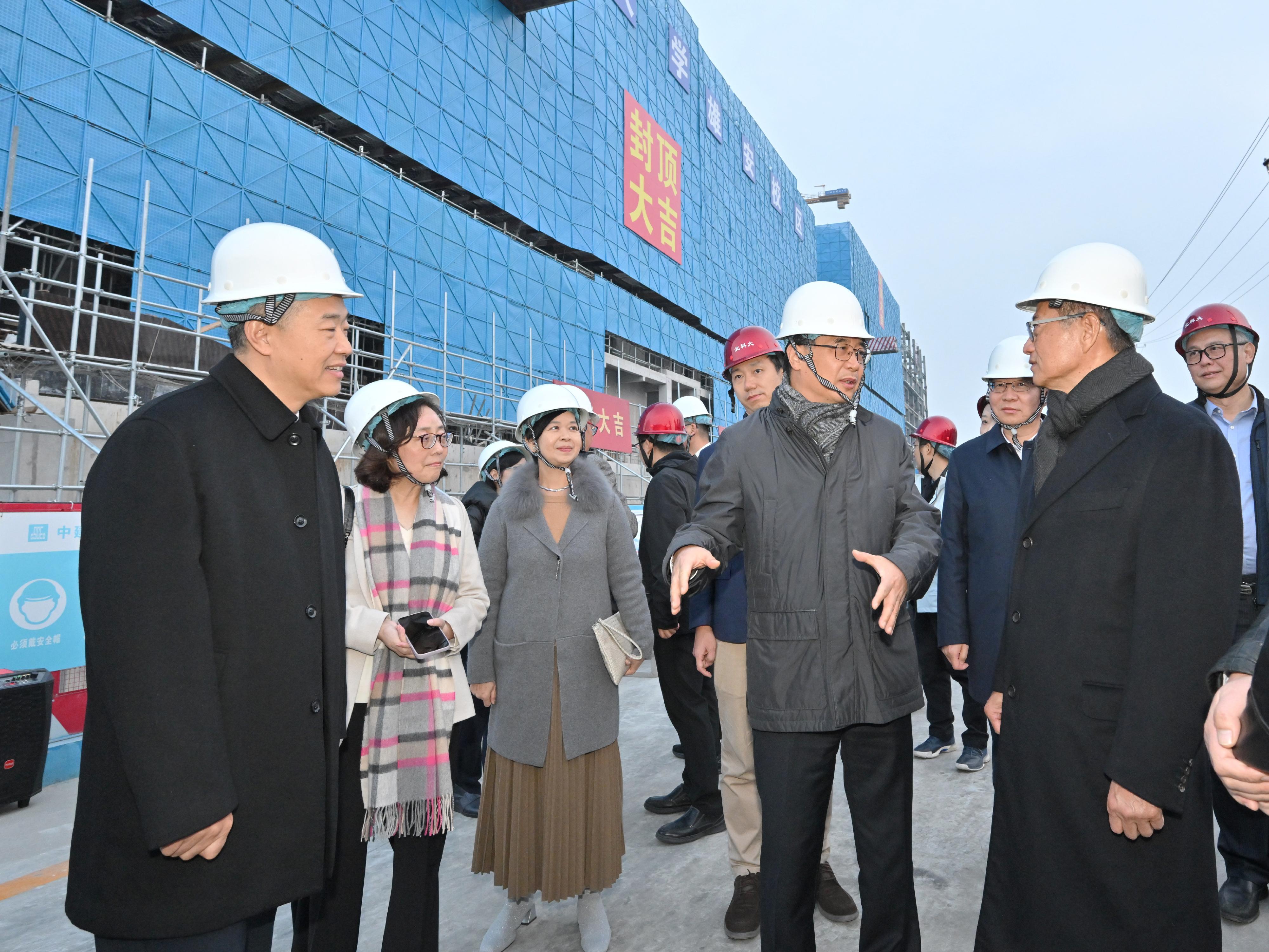The Financial Secretary, Mr Paul Chan, today (October 23) led a Hong Kong Special Administrative Region delegation to visit the Beijing Municipal Administrative Center and the Xiong'an New Area in Hebei. Photo shows Mr Chan (first right) and the delegation, accompanied by member of the Party Leadership Group and Vice-Governor of the People's Government of Hebei Province Mr Zhao Dachun (second right), visiting the site of Xiong'an campus of the University of Science and Technology Beijing to learn about its construction progress.