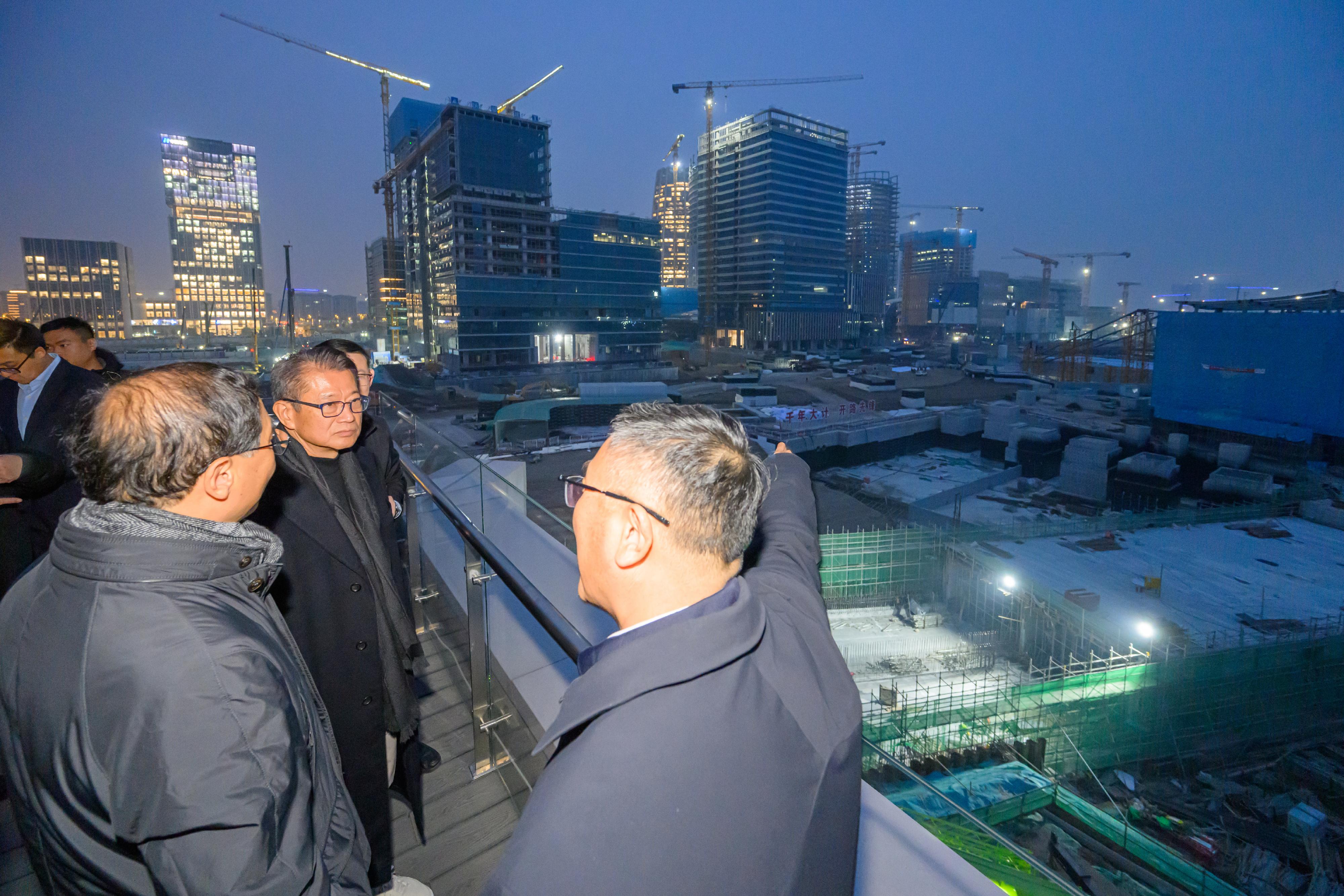 The Financial Secretary, Mr Paul Chan, today (October 23) led a Hong Kong Special Administrative Region delegation to visit the Beijing Municipal Administrative Center and the Xiong'an New Area in Hebei. Photo shows Mr Chan (second left) and the delegation visiting the command centre of Xiong'an Intercity Railway Station along the east-west axis.