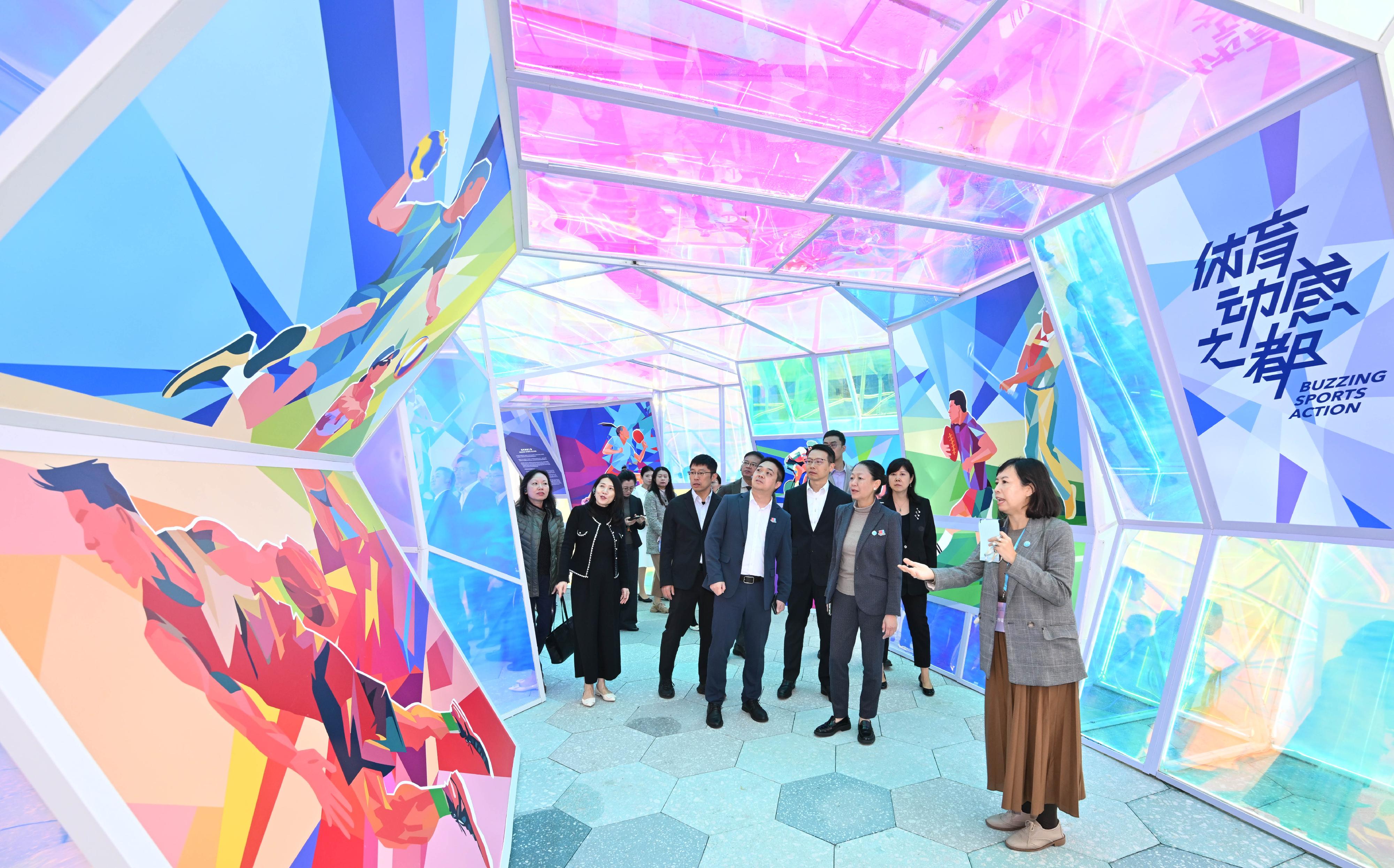 「香港─沉浸式之旅」巡迴展覽今日(十月二十四日)在成都展開,利用互動藝術科技,展示香港的多元面貌和最新發展。展覽旨在讓成都以至四川省民眾通過展覽,探索香港在旅遊、教育、營商和投資方面的獨特機遇和潛力。圖示出席開幕禮的嘉賓參觀「體育動感之都」展區。