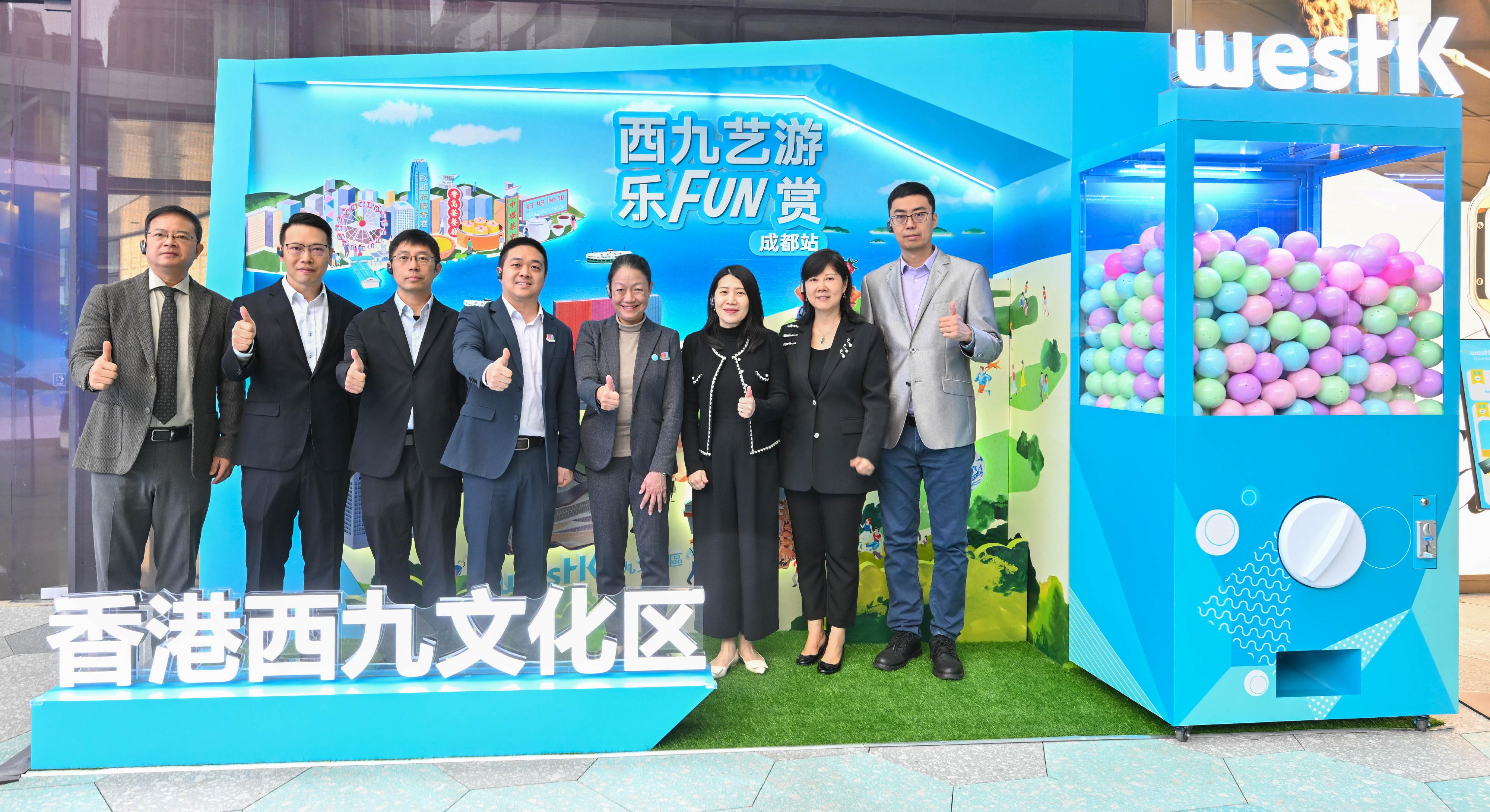 「香港─沉浸式之旅」巡迴展覽今日(十月二十四日)在成都展開,利用互動藝術科技,展示香港的多元面貌和最新發展。展覽旨在讓成都以至四川省民眾通過展覽,探索香港在旅遊、教育、營商和投資方面的獨特機遇和潛力。圖示(左起)香港貿易發展局成都代表楊健、香港特別行政區政府駐成都經濟貿易辦事處主任袁嘉諾、成都市人民政府港澳事務辦公室副主任李明、四川省人民政府港澳事務辦公室副主任馬聰、政府新聞處處長廖李可期、香港西九文化區管理局品牌、市場推廣及夥伴關係總監周惠珊、香港旅遊發展局成都辦事處駐成都首席代表許丹薇和成都萬象城總經理張栩在香港西九文化區展區合照。