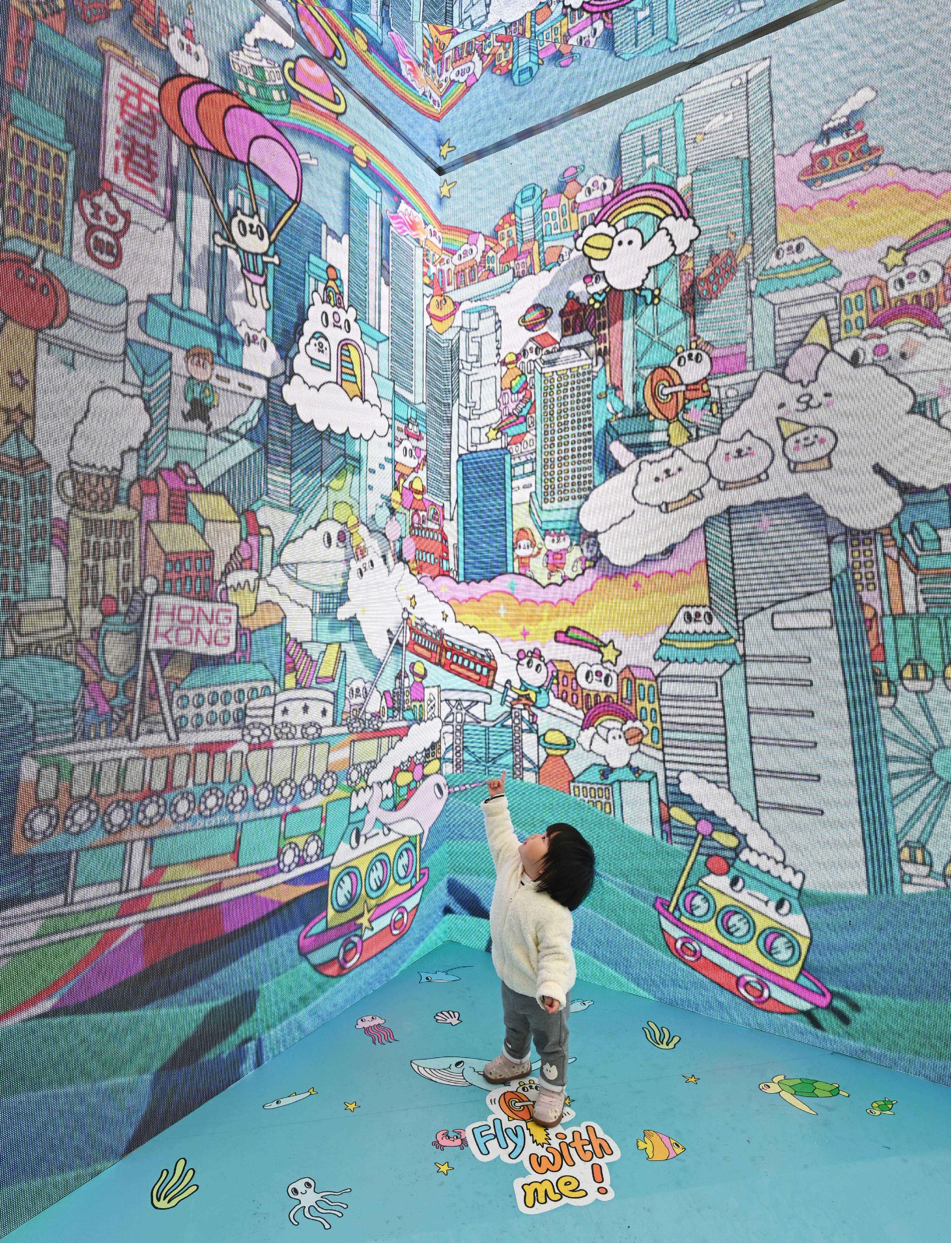 「香港─沉浸式之旅」巡迴展覽今日(十月二十四日)在成都展開,利用互動藝術科技,展示香港的多元面貌和最新發展。展覽旨在讓成都以至四川省民眾通過展覽,探索香港在旅遊、教育、營商和投資方面的獨特機遇和潛力。圖為展覽場內的拍照區,展示香港本地藝術家Messy Desk(李美欣)的插畫設計。