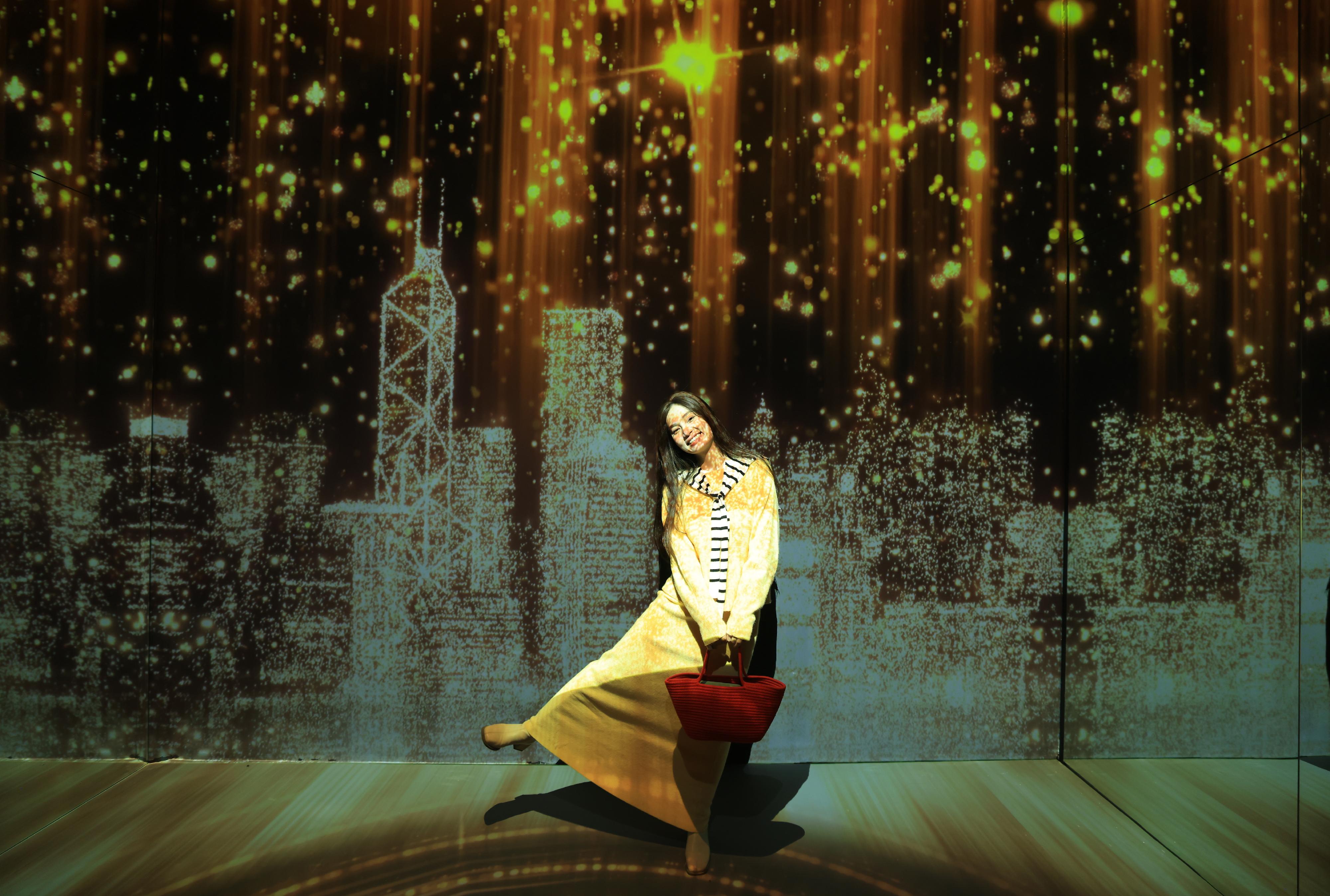 The "Immersive Hong Kong" roving exhibition, which showcases the diversity and latest developments of Hong Kong through interactive art technology, opened in Chengdu today (October 24). The exhibition invites visitors from Chengdu and throughout Sichuan Province to explore the unique opportunities and potential for tourism, education, business and investment in Hong Kong. Photo shows an art projection with the theme "Financial Bridgehead" at the exhibition.