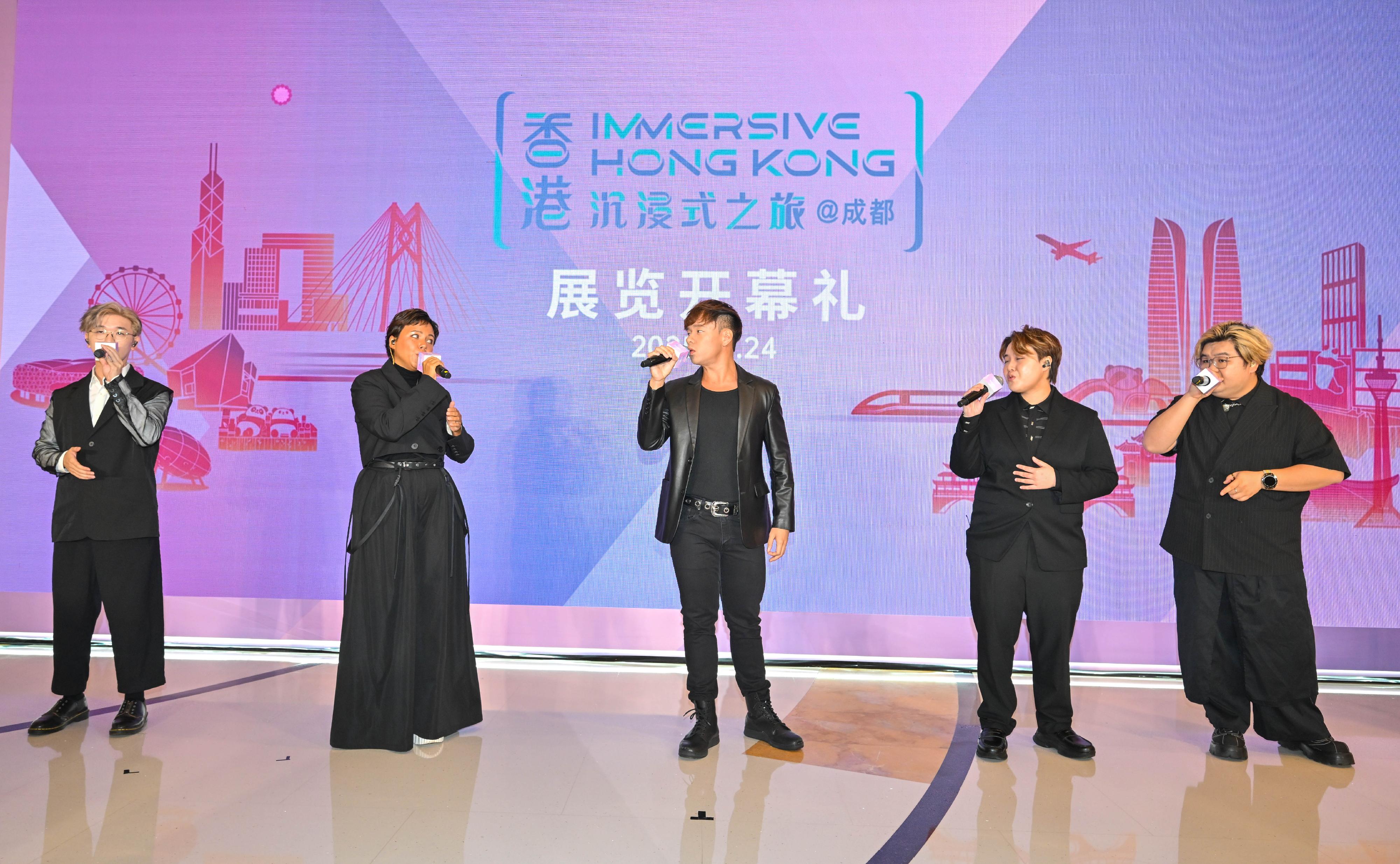 The "Immersive Hong Kong" roving exhibition, which showcases the diversity and latest developments of Hong Kong through interactive art technology, opened in Chengdu today (October 24). The exhibition invites visitors from Chengdu and throughout Sichuan Province to explore the unique opportunities and potential for tourism, education, business and investment in Hong Kong. Photo shows a Hong Kong pop music concert by SENZA A Cappella staging at the exhibition venue.
