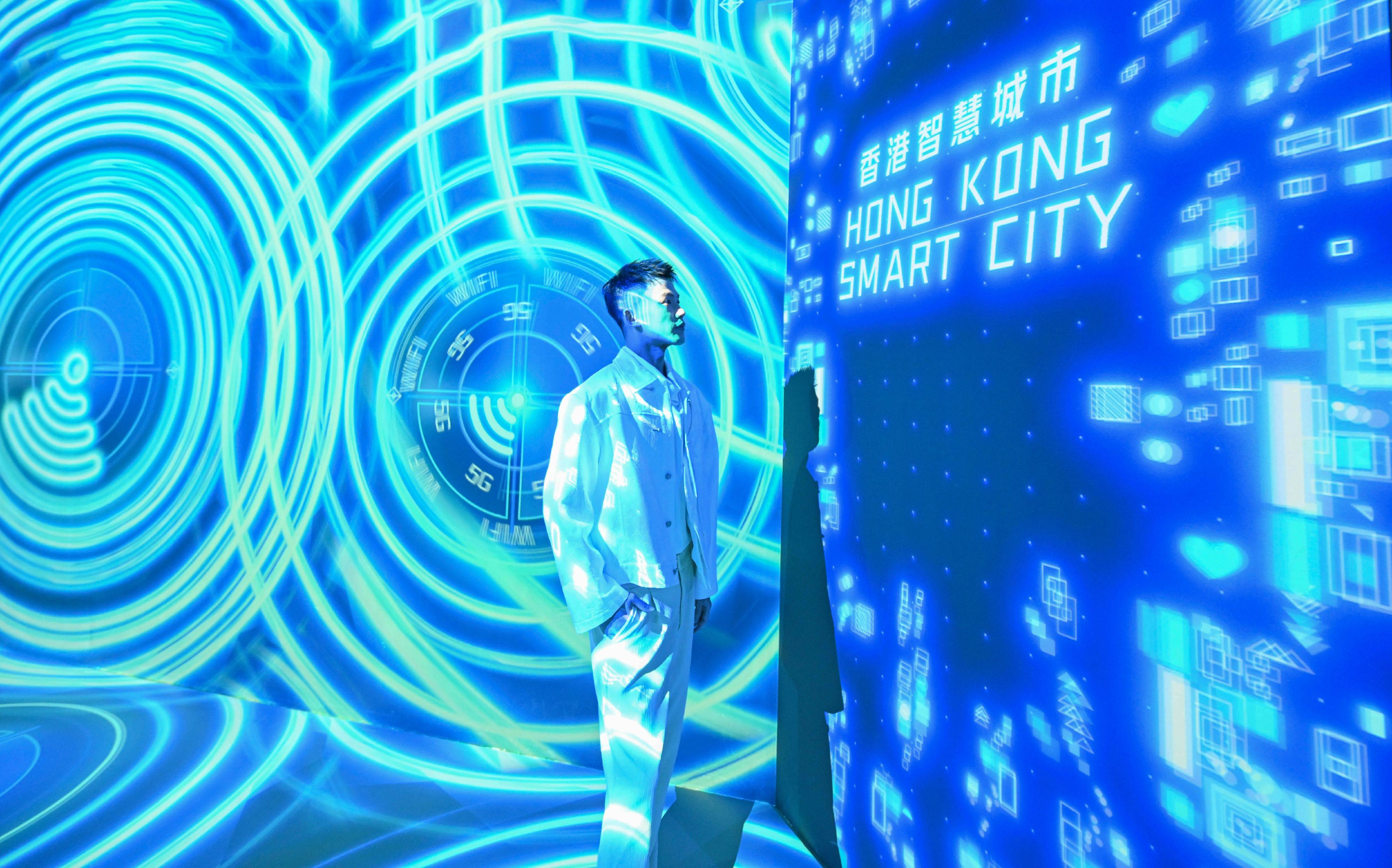The "Immersive Hong Kong" roving exhibition, which showcases the diversity and latest developments of Hong Kong through interactive art technology, opened in Chengdu today (October 24). The exhibition invites visitors from Chengdu and throughout Sichuan Province to explore the unique opportunities and potential for tourism, education, business and investment in Hong Kong. Photo shows an art projection with the theme "I&T Brain Bank" at the exhibition.
