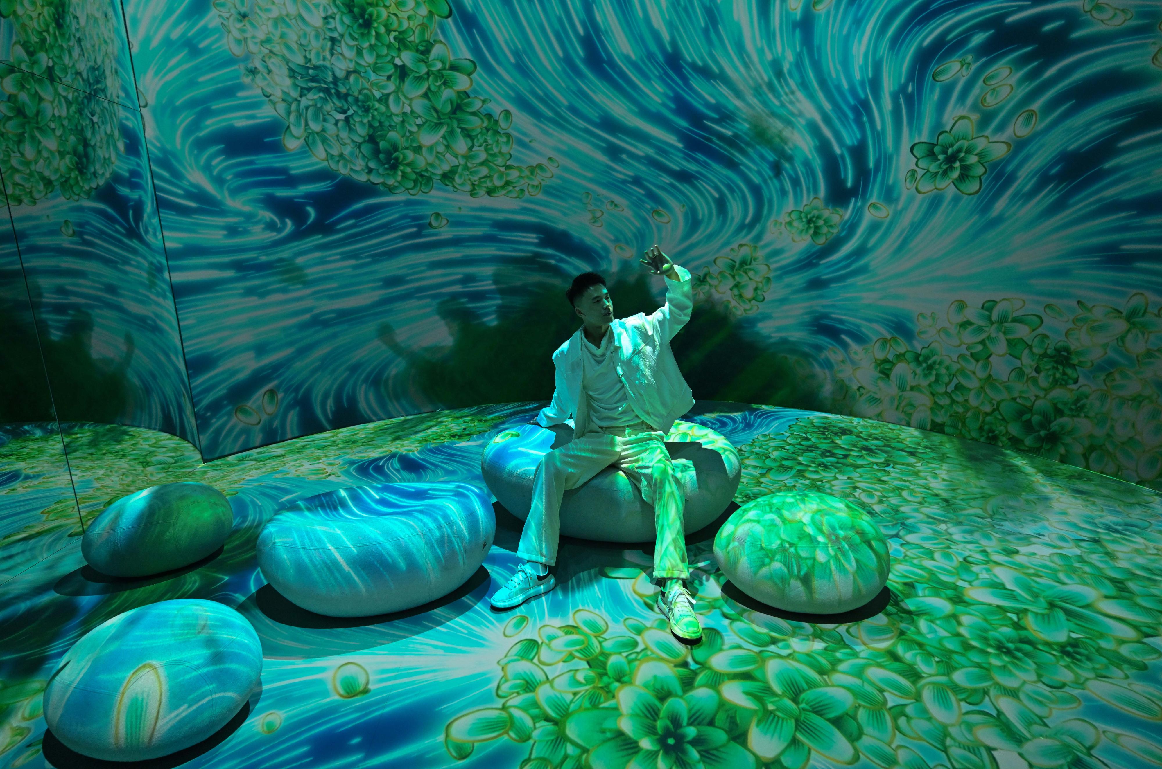 The "Immersive Hong Kong" roving exhibition, which showcases the diversity and latest developments of Hong Kong through interactive art technology, opened in Chengdu today (October 24). The exhibition invites visitors from Chengdu and throughout Sichuan Province to explore the unique opportunities and potential for tourism, education, business and investment in Hong Kong. Photo shows an art projection with the theme "Diversity and Greenery" at the exhibition.