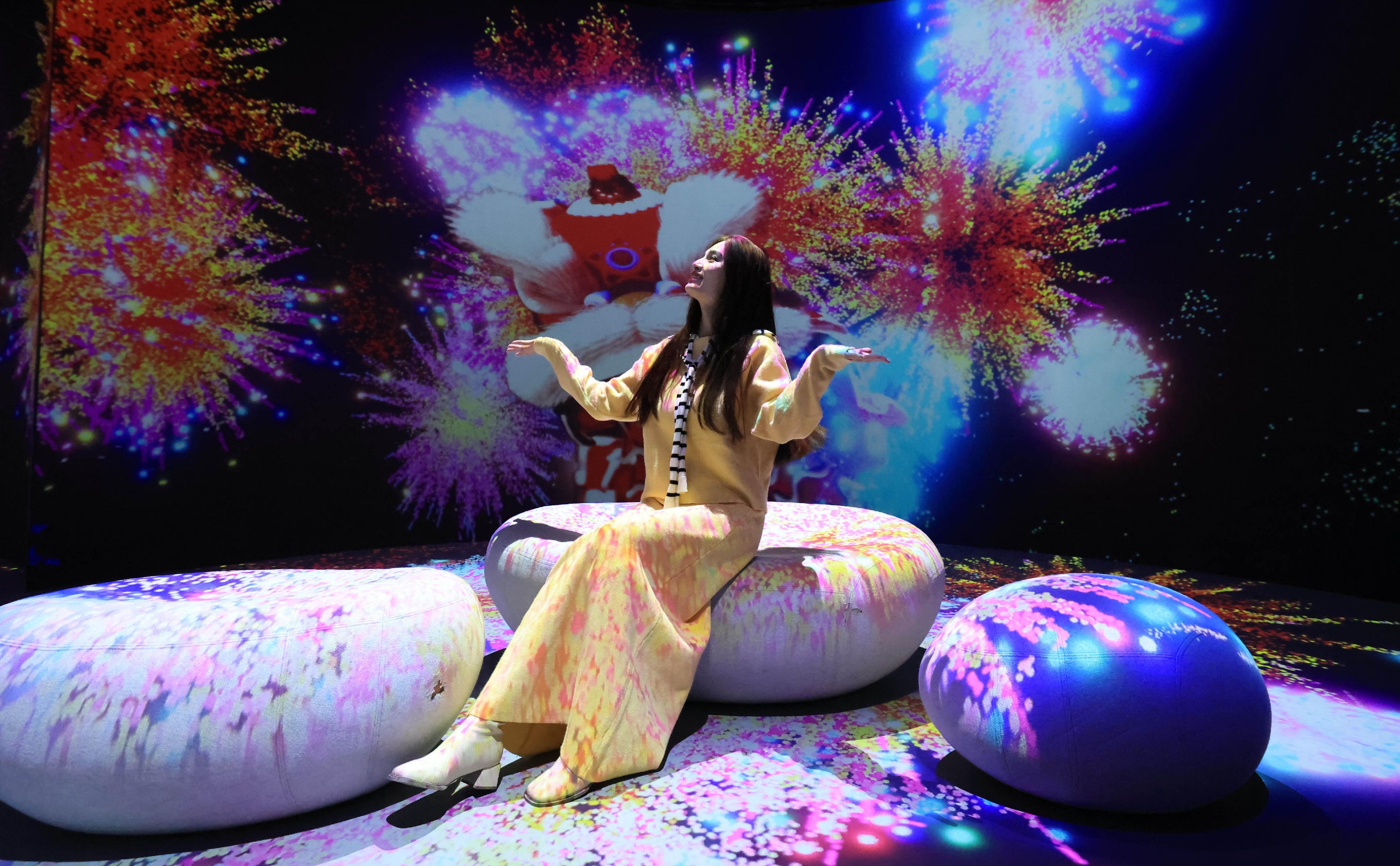 The "Immersive Hong Kong" roving exhibition, which showcases the diversity and latest developments of Hong Kong through interactive art technology, opened in Chengdu today (October 24). The exhibition invites visitors from Chengdu and throughout Sichuan Province to explore the unique opportunities and potential for tourism, education, business and investment in Hong Kong. Photo shows an art projection with the theme "Blossoming Creativity" at the exhibition.