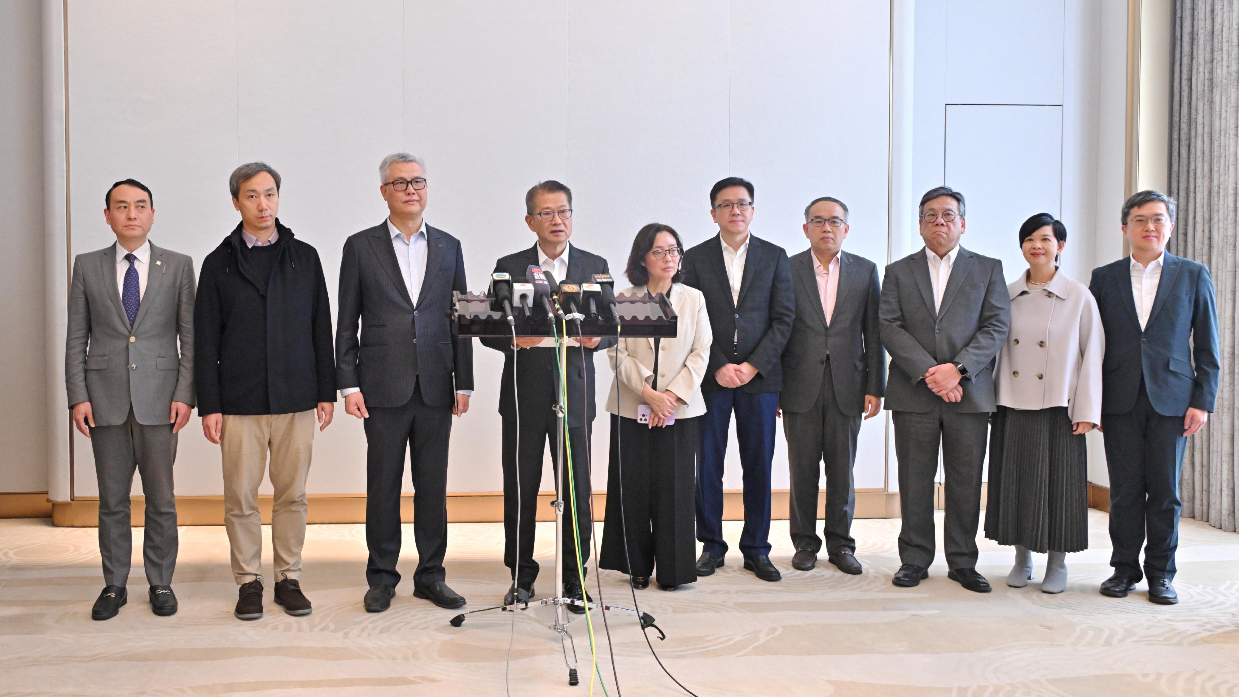 財政司司長陳茂波率領的香港特別行政區代表團今日(十月二十四日)在河北雄安新區展開最後一日訪問。圖示陳茂波(左四)和代表團成員在河北會見傳媒。