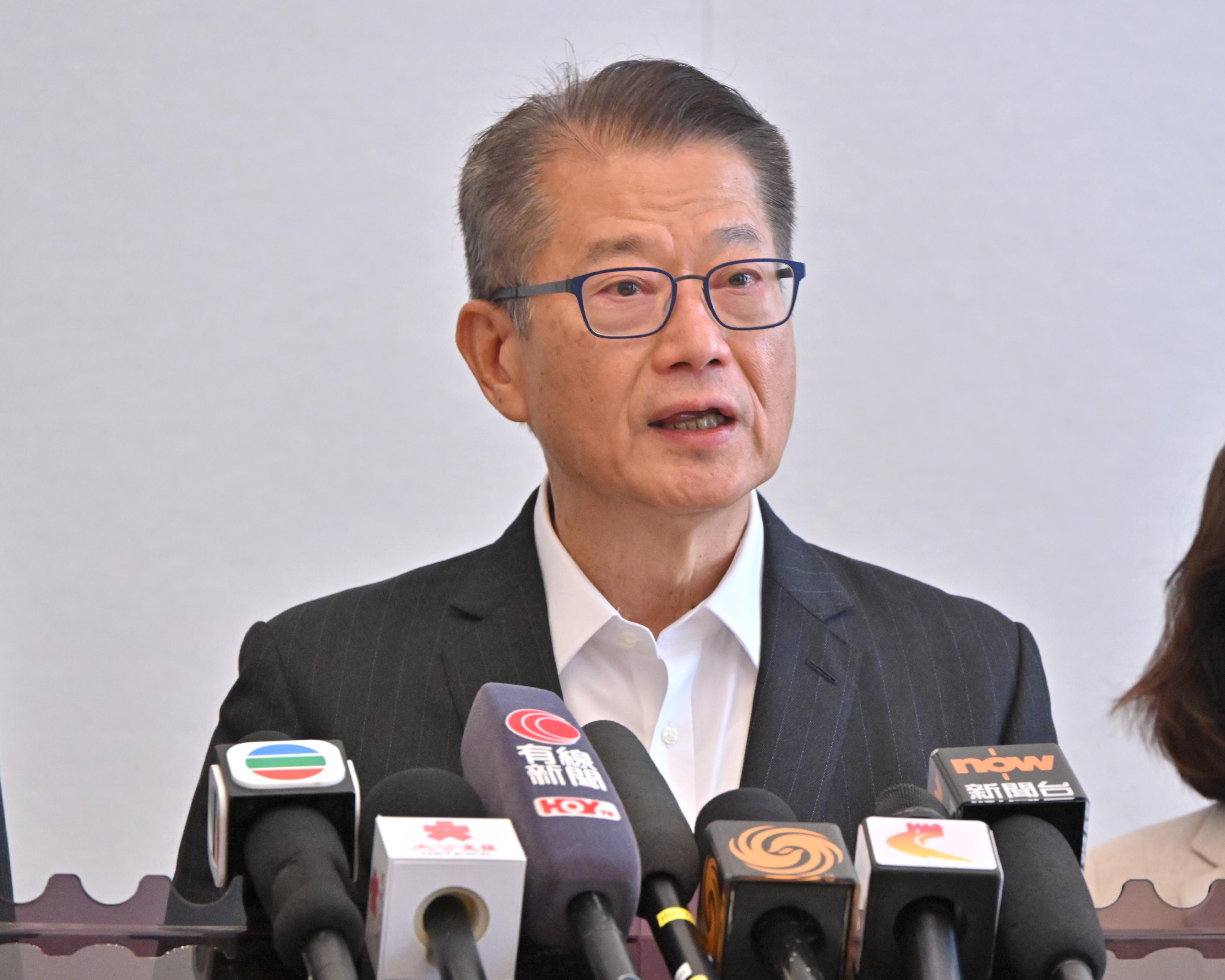 財政司司長陳茂波率領的香港特別行政區代表團今日(十月二十四日)在河北雄安新區展開最後一日訪問。圖示陳茂波在河北會見傳媒。
