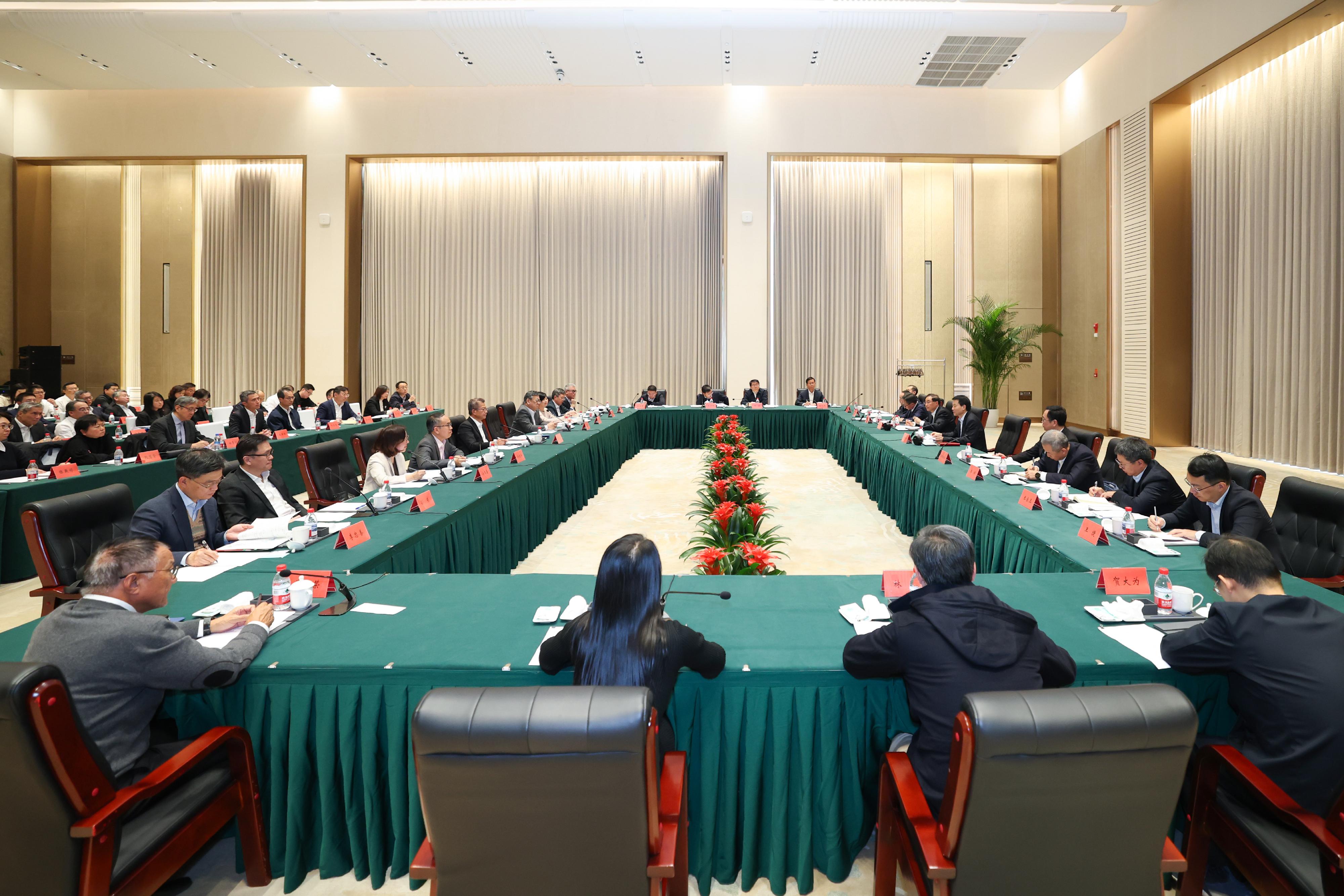 財政司司長陳茂波率領的香港特別行政區代表團今日(十月二十四日)完成為期三日的北京和河北訪問行程。圖示陳茂波(前排左五)及代表團成員出席座談。