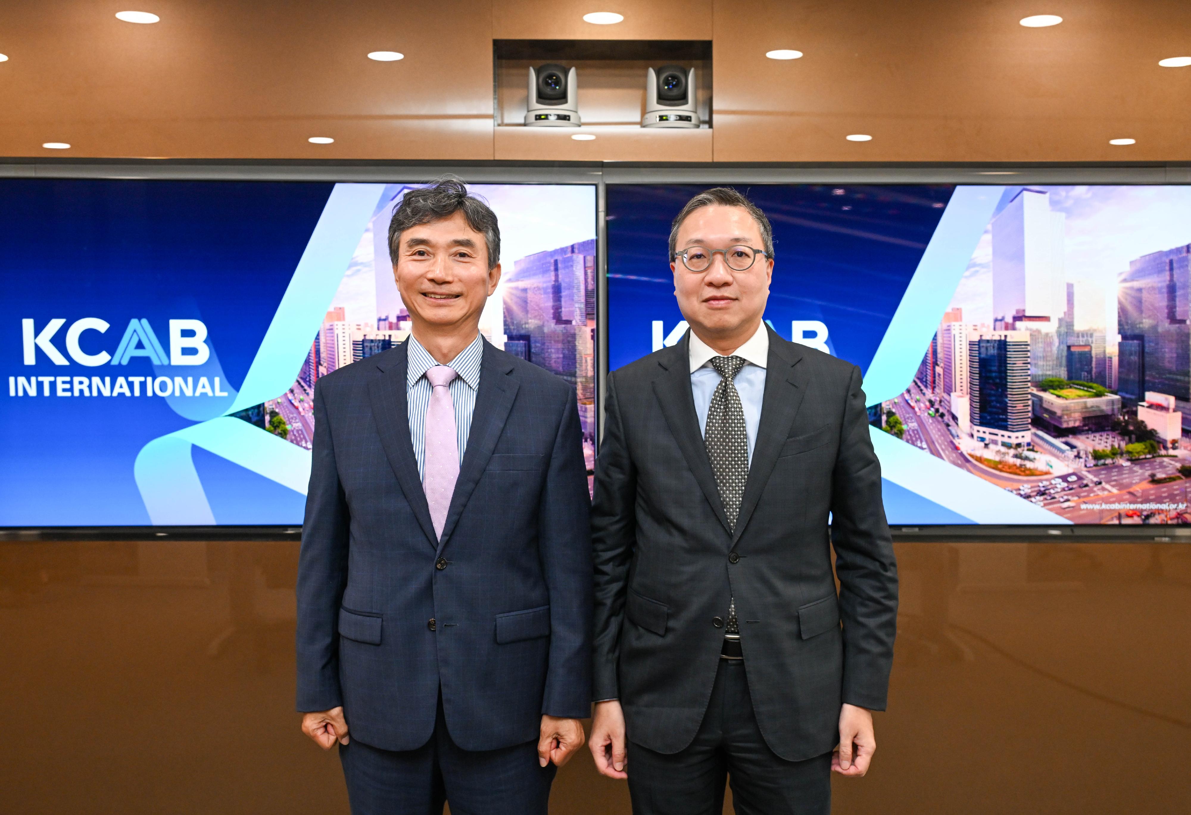 律政司司長林定國資深大律師今日(十月二十四日)在韓國首爾到訪大韓商事仲裁院國際仲裁中心。圖示林定國(右)與國際仲裁中心主席張勝和教授(左)合照。