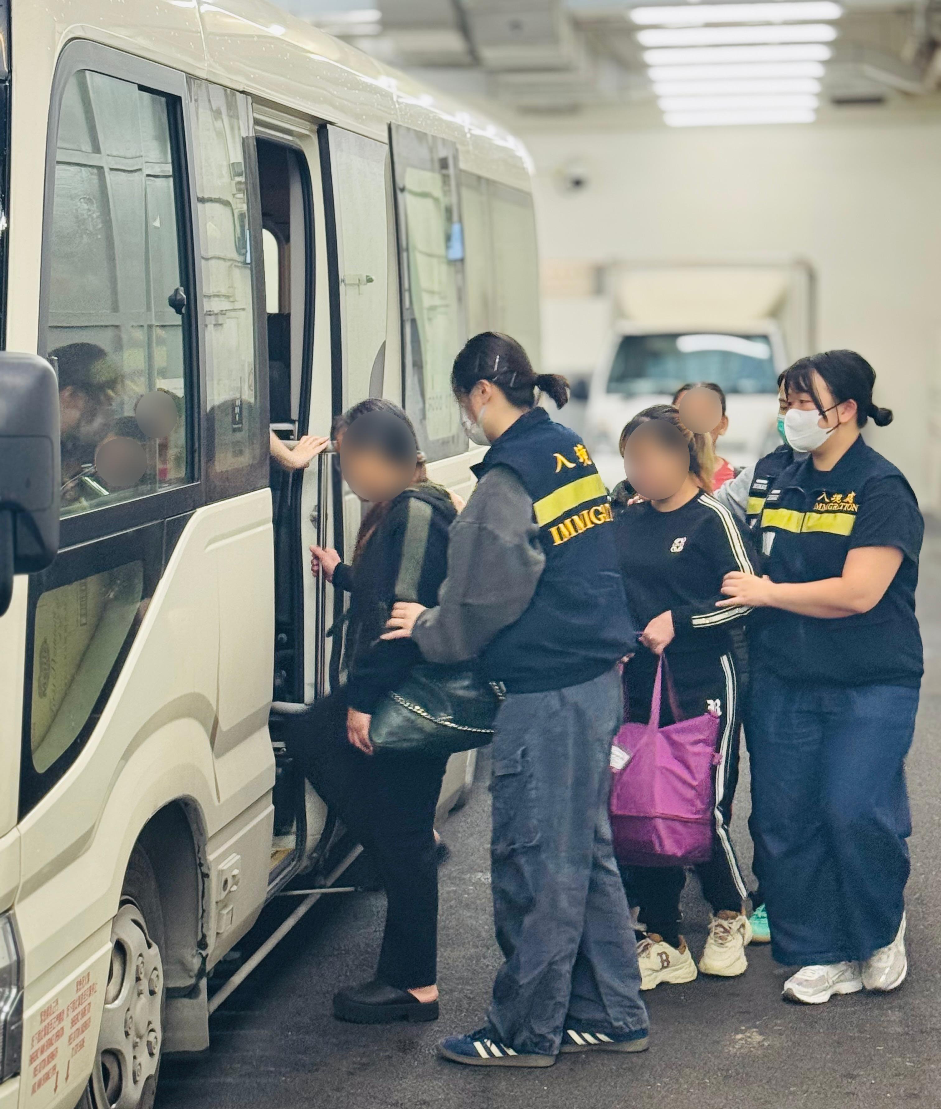 The Immigration Department (ImmD) carried out repatriation operations from October 20 to today (October 24). A total of 90 unsubstantiated non-refoulement claimants were repatriated to their places of origin. Photo shows removees being escorted by ImmD officers to proceed from the detention place to the airport.