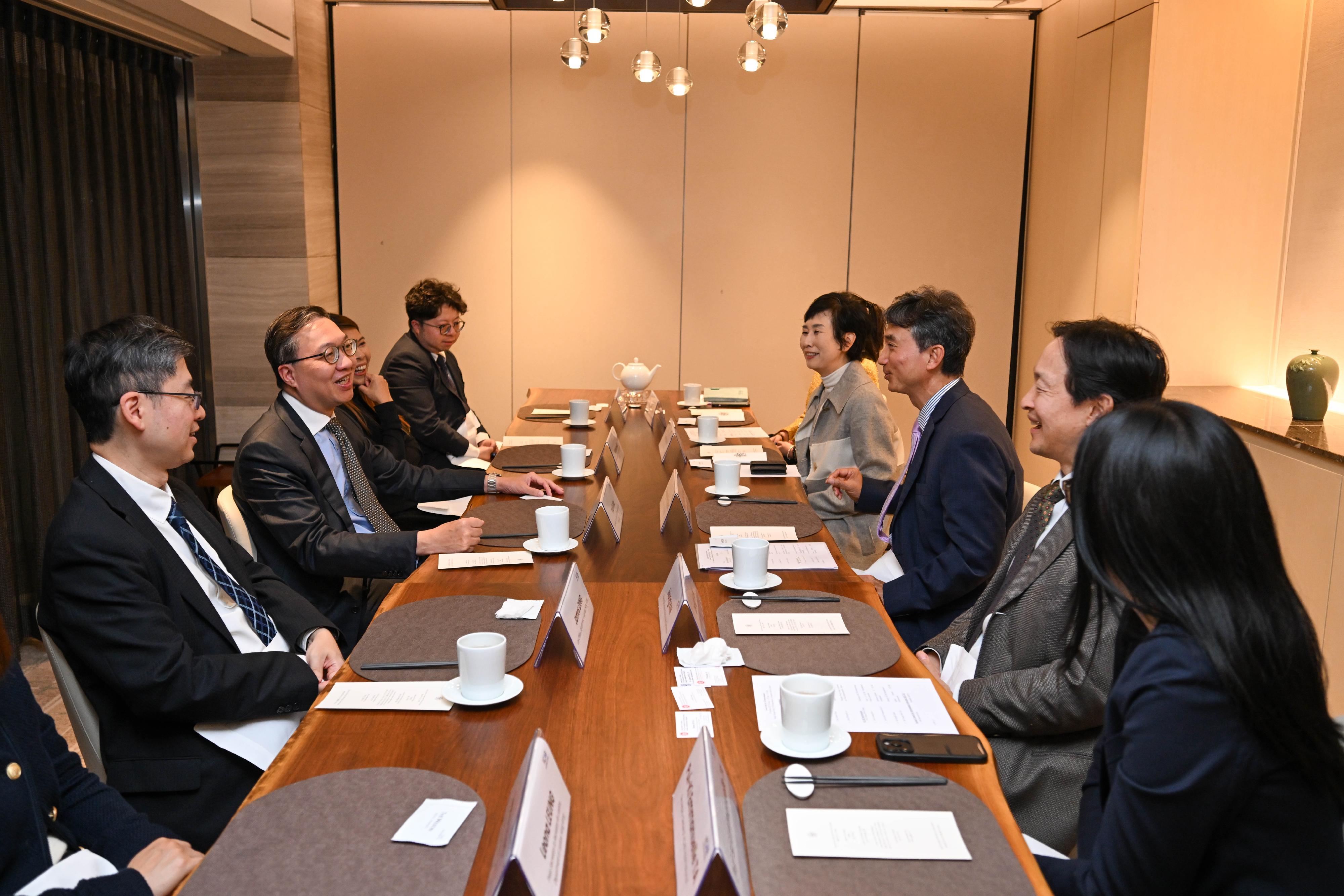 The Secretary for Justice, Mr Paul Lam, SC, continued his visit to Korea in Seoul today (October 24). Photo shows Mr Lam (second left); the Chairman of the KCAB International, Professor Seung Wha Chang (third right), and representatives from the Korean Council of International Arbitration at a lunch meeting. Also present are the Law Officer (International Law) of the Department of Justice, Dr James Ding (first left), and the Principal Hong Kong Economic and Trade Representative (Tokyo), Miss Winsome Au (third left).