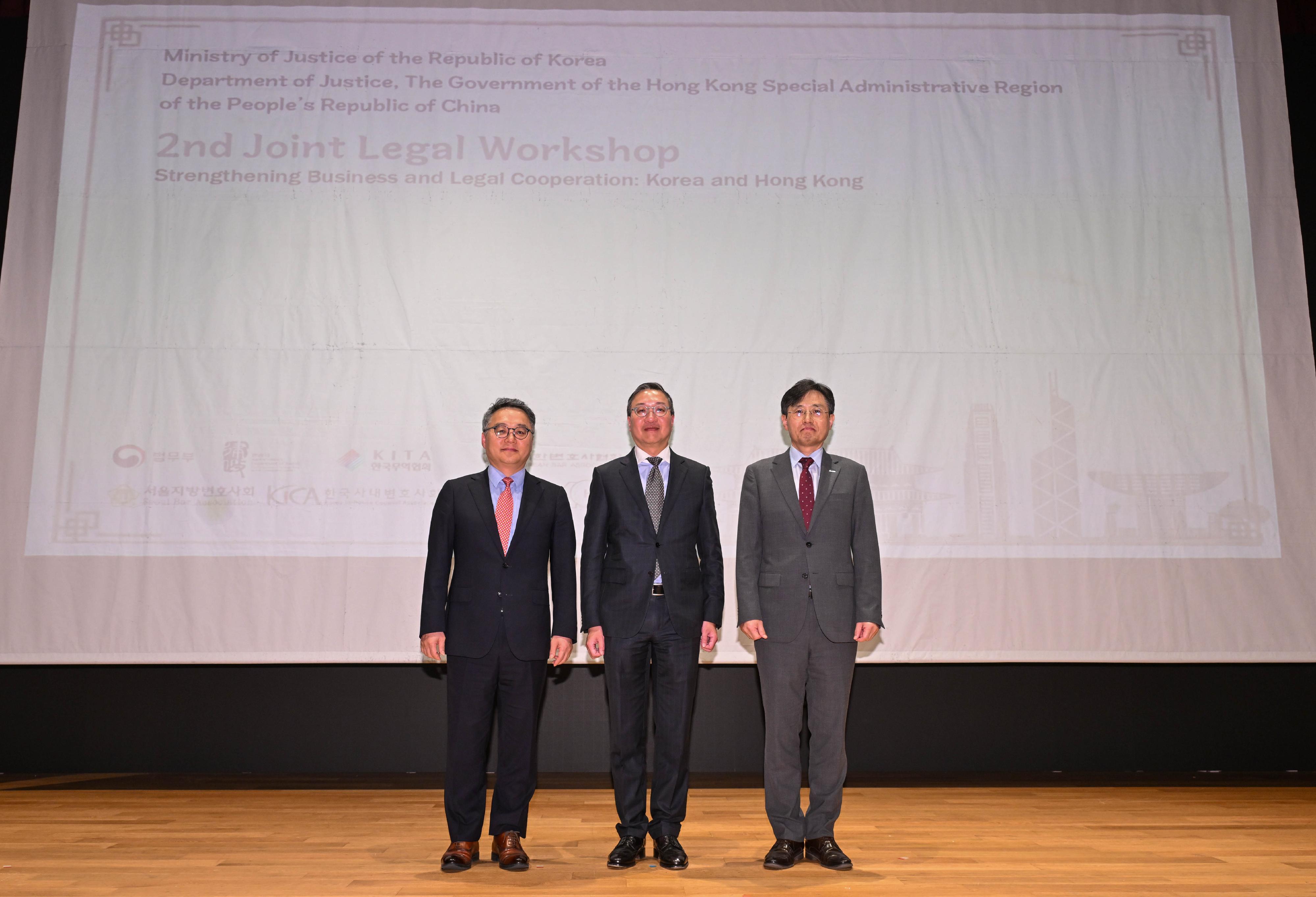 The Secretary for Justice, Mr Paul Lam, SC, attended a joint legal workshop co-organised by the Department of Justice and the Ministry of Justice of the Republic of Korea on "Strengthening Business and Legal Cooperation: Korea and Hong Kong" in Seoul, Korea, today (October 24). Photo shows Mr Lam (centre); the Deputy Minister of the International Legal Affairs Department of the Ministry of Justice of Korea, Mr Chung Hong-sik (left); and the Executive Director of the Trade Promotion Group of Korea International Trade Association, Mr Jeong Hee-cheol (right), at the workshop.
