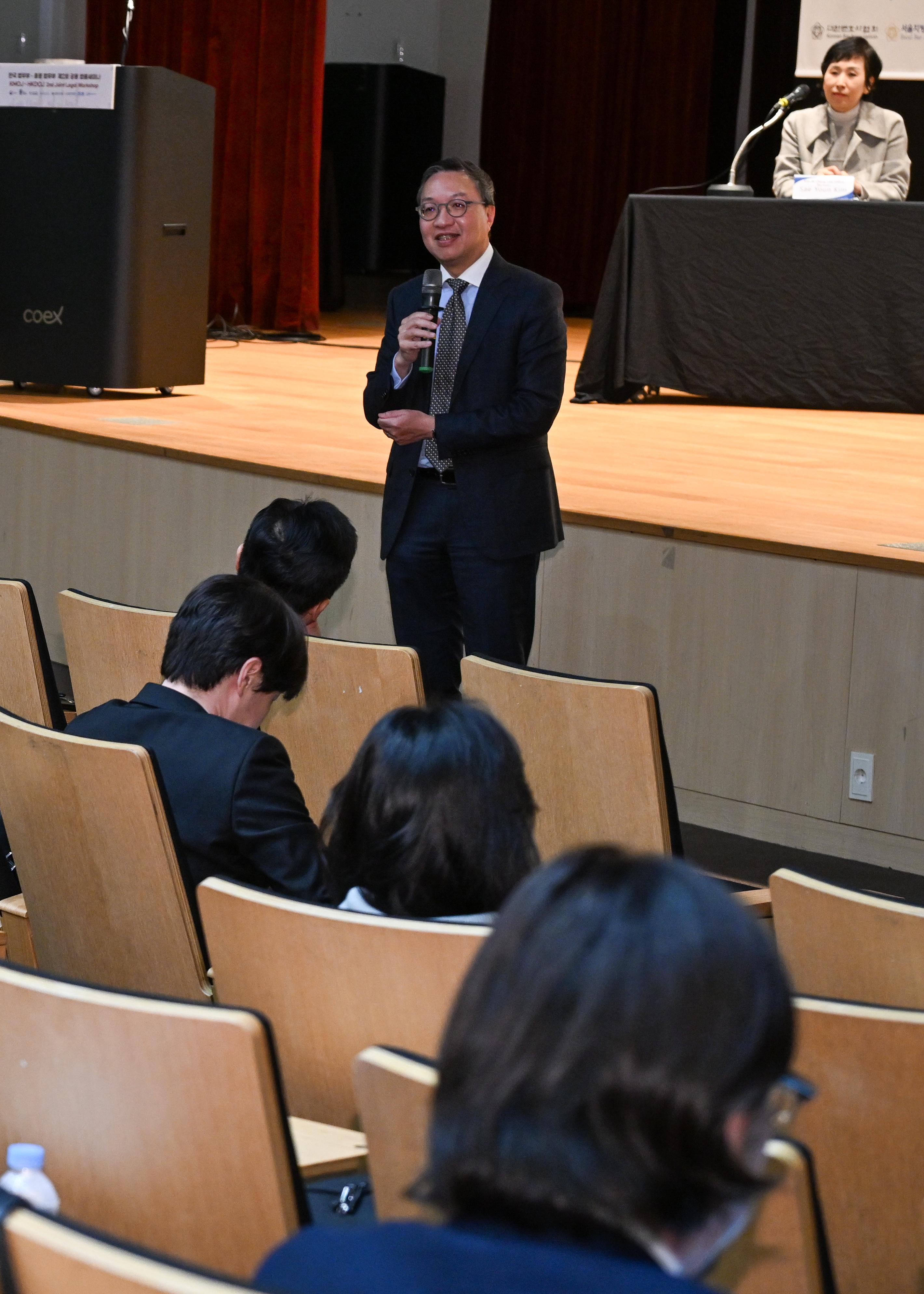 The Secretary for Justice, Mr Paul Lam, SC, attended a joint legal workshop co-organised by the Department of Justice and the Ministry of Justice of the Republic of Korea on "Strengthening Business and Legal Cooperation: Korea and Hong Kong" in Seoul, Korea, today (October 24). Photo shows Mr Lam answering questions at the panel discussion session.