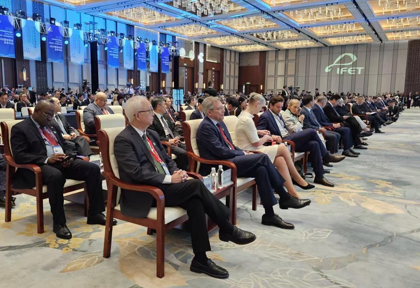 The Secretary for Environment and Ecology, Mr Tse Chin-wan (front row, first left), today (October 24) joined the 2025 International Forum on Energy Transition cohosted by the National Energy Administration, the Jiangsu Provincial People's Government and the International Renewable Energy Agency in Suzhou.