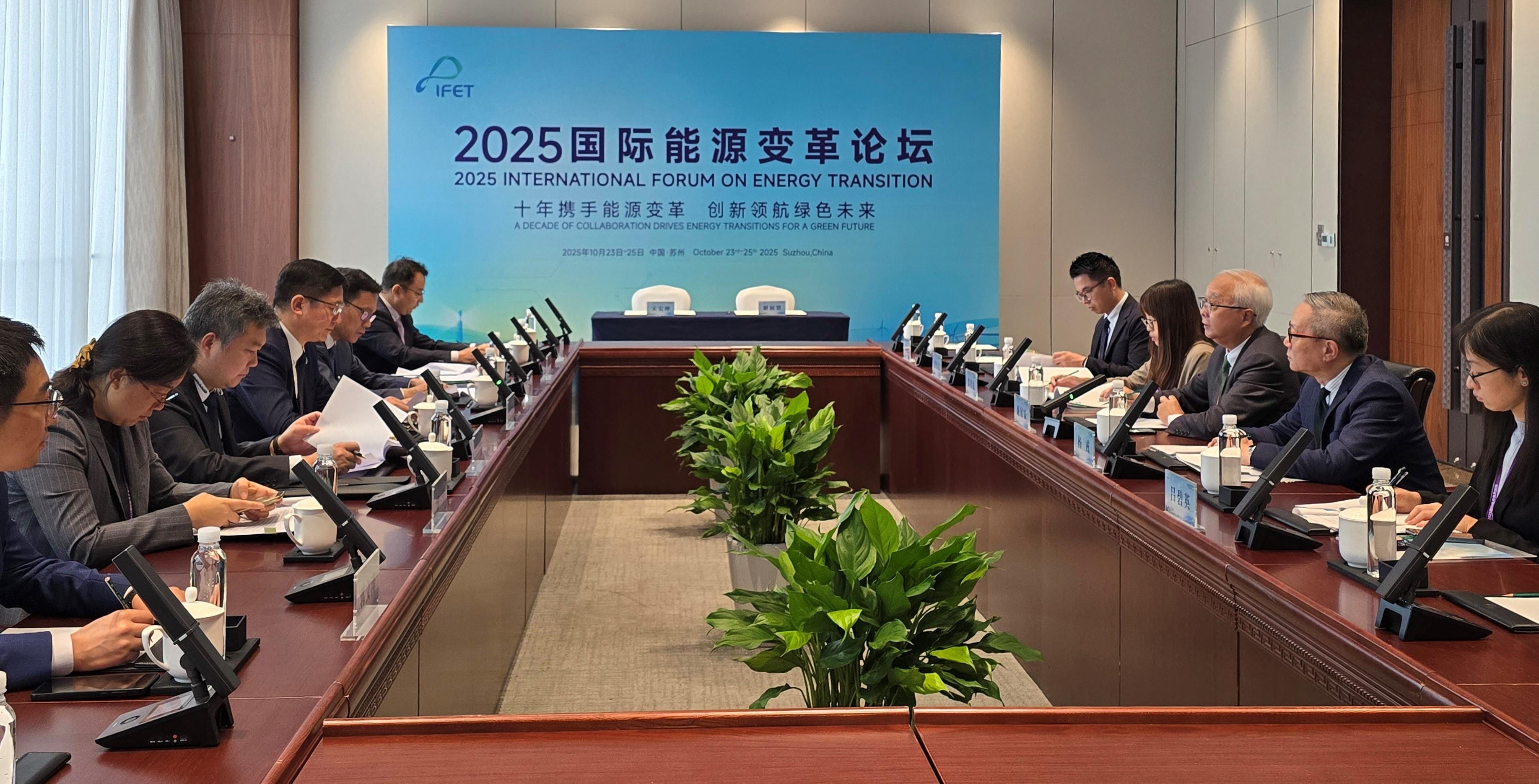 The Secretary for Environment and Ecology, Mr Tse Chin-wan (third right), today (October 24) signed the Cooperation Arrangement on Promoting Interconnectivity of Charging Facilities in the Greater Bay Area with Deputy Administrator of the National Energy Administration of China Mr Song Hongkun (fourth left) in Suzhou to promote the construction of supporting infrastructure for new energy vehicles, as well as the interconnectivity and green low-carbon transportation development in the Guangdong-Hong Kong-Macao Greater Bay Area. Photo shows both sides at a meeting before the signing of the Arrangement.