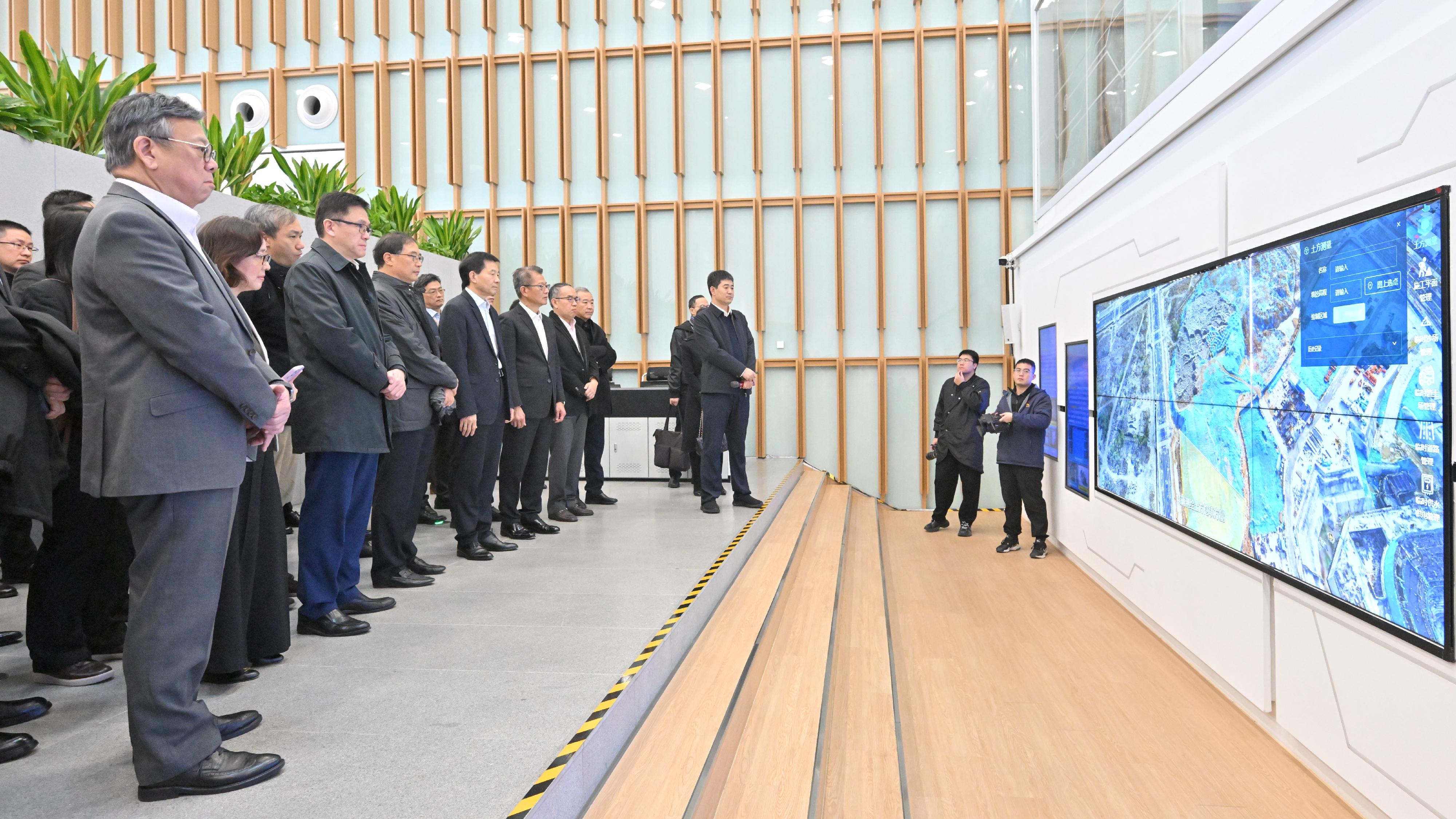 The delegation of the Hong Kong Special Administrative Region, led by the Financial Secretary, Mr Paul Chan, today (October 24) concluded its three-day visit to Beijing and Hebei. Photo shows the Executive Deputy Director of the Hong Kong and Macao Work Office of the CPC Central Committee and the Hong Kong and Macao Affairs Office of the State Council, Mr Xu Qifang (front row, fifth left), Mr Chan (front row, sixth left) and members of the delegation visiting the Xiong'an Urban Computing (Supercomputing Cloud) Center.