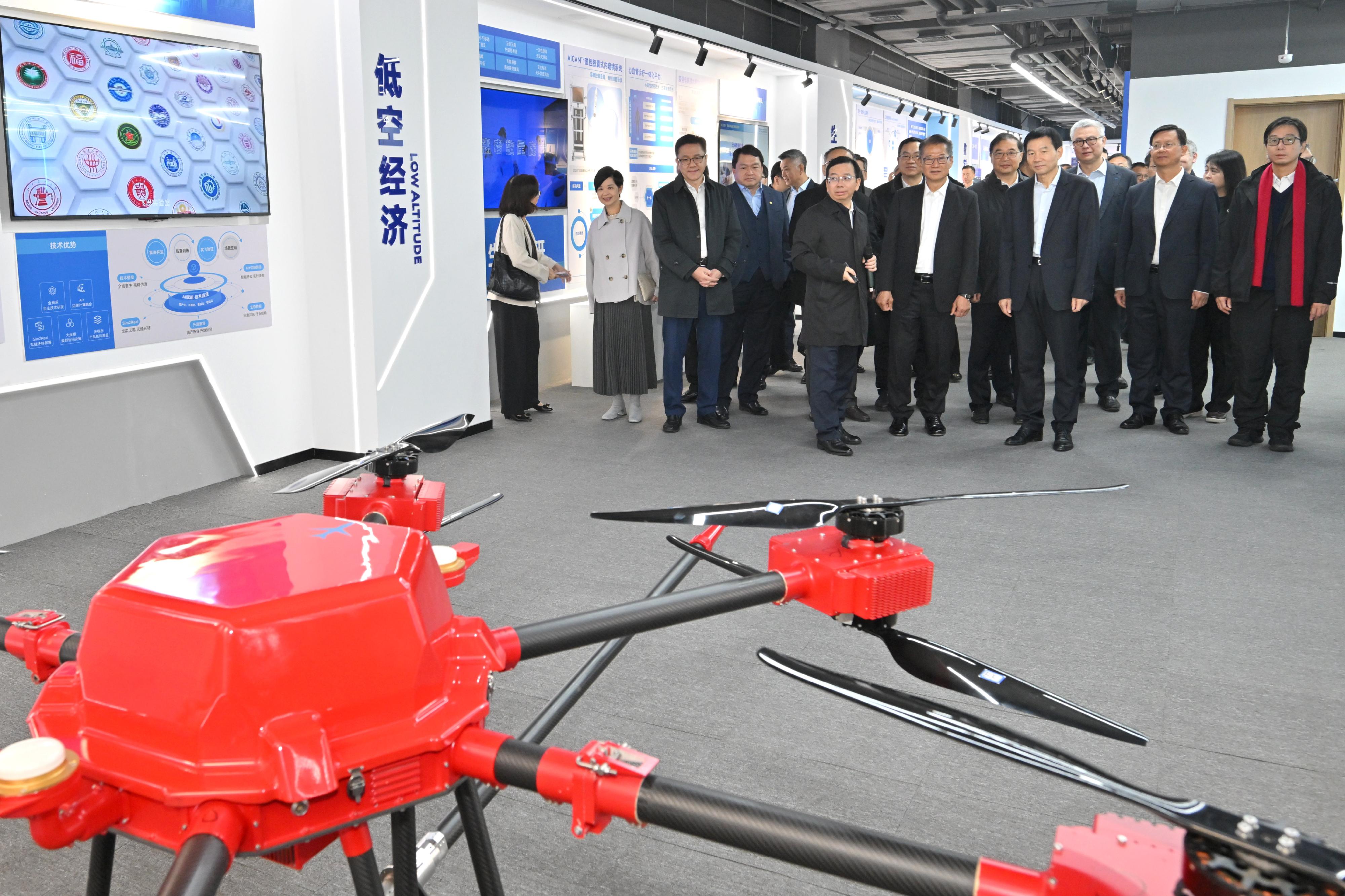 The delegation of the Hong Kong Special Administrative Region, led by the Financial Secretary, Mr Paul Chan, today (October 24) concluded its three-day visit to Beijing and Hebei. Photo shows Mr Chan (front row, second right) and members of the delegation visiting the Zhongguancun Science Park.