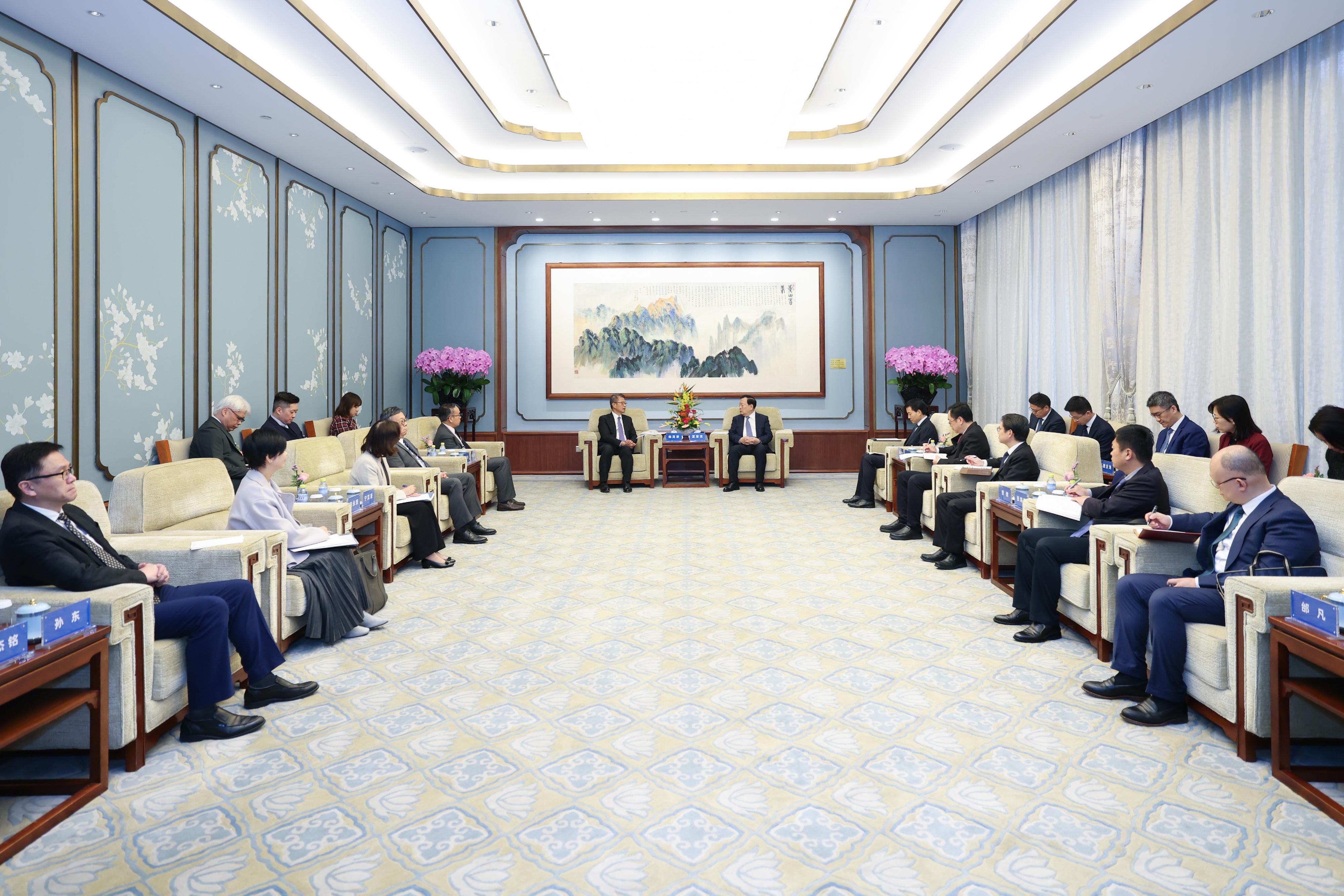 The delegation of the Hong Kong Special Administrative Region, led by the Financial Secretary, Mr Paul Chan, today (October 24) concluded its three-day visit to Beijing and Hebei. Photo shows the Director of the Hong Kong and Macao Work Office of the Communist Party of China Central Committee and the Hong Kong and Macao Affairs Office of the State Council, Mr Xia Baolong (front row, sixth right) meeting Mr Chan (front row, sixth left) and the officials of the delegation in Beijing.