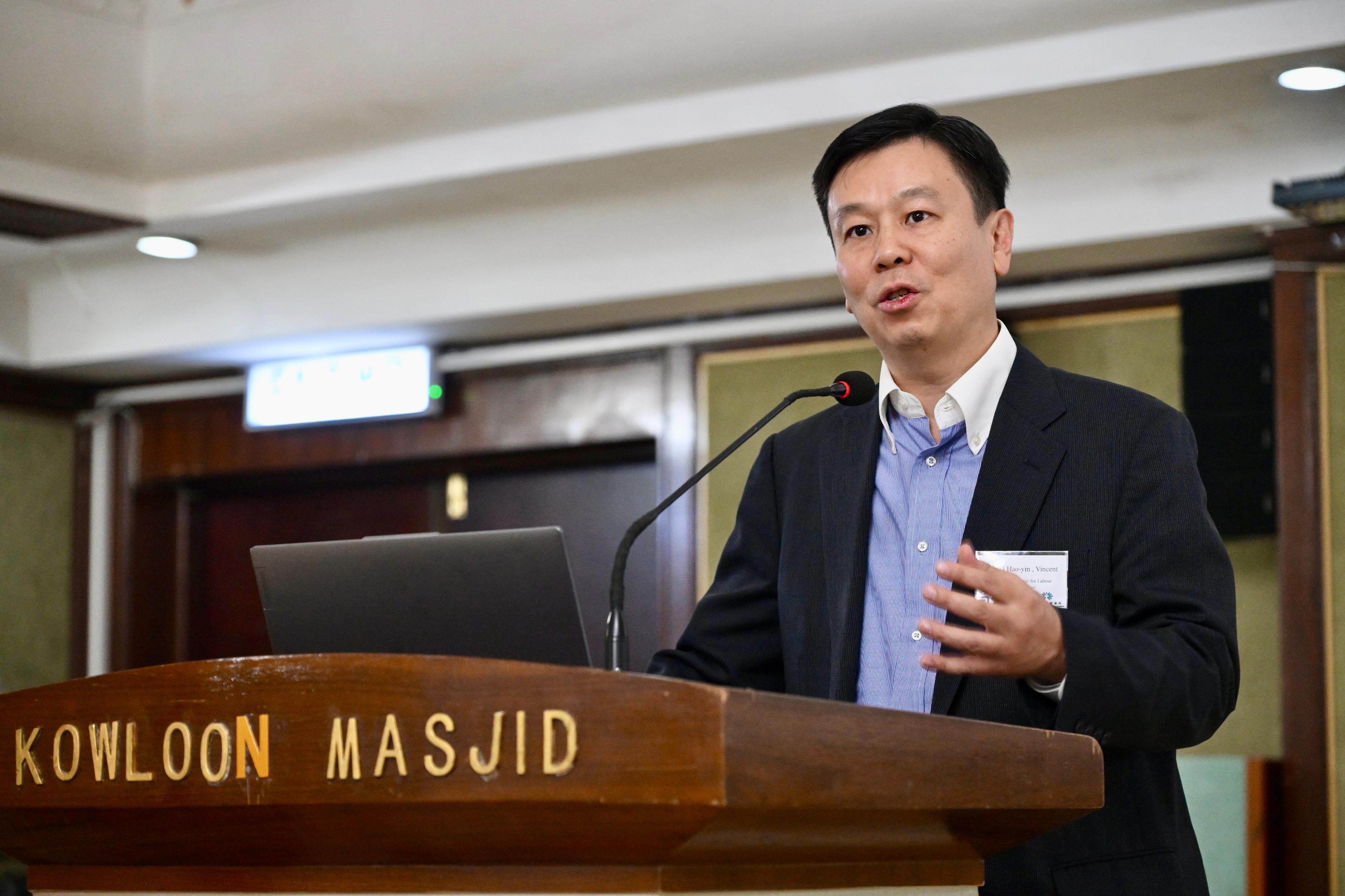 The Labour Department and the Occupational Safety and Health Council jointly held an occupational safety seminar at the Kowloon Masjid and Islamic Centre today (October 25) to enhance occupational safety awareness among ethnic minorities. Photo shows the Acting Commissioner for Labour, Mr Vincent Fung, delivering a speech at the seminar.