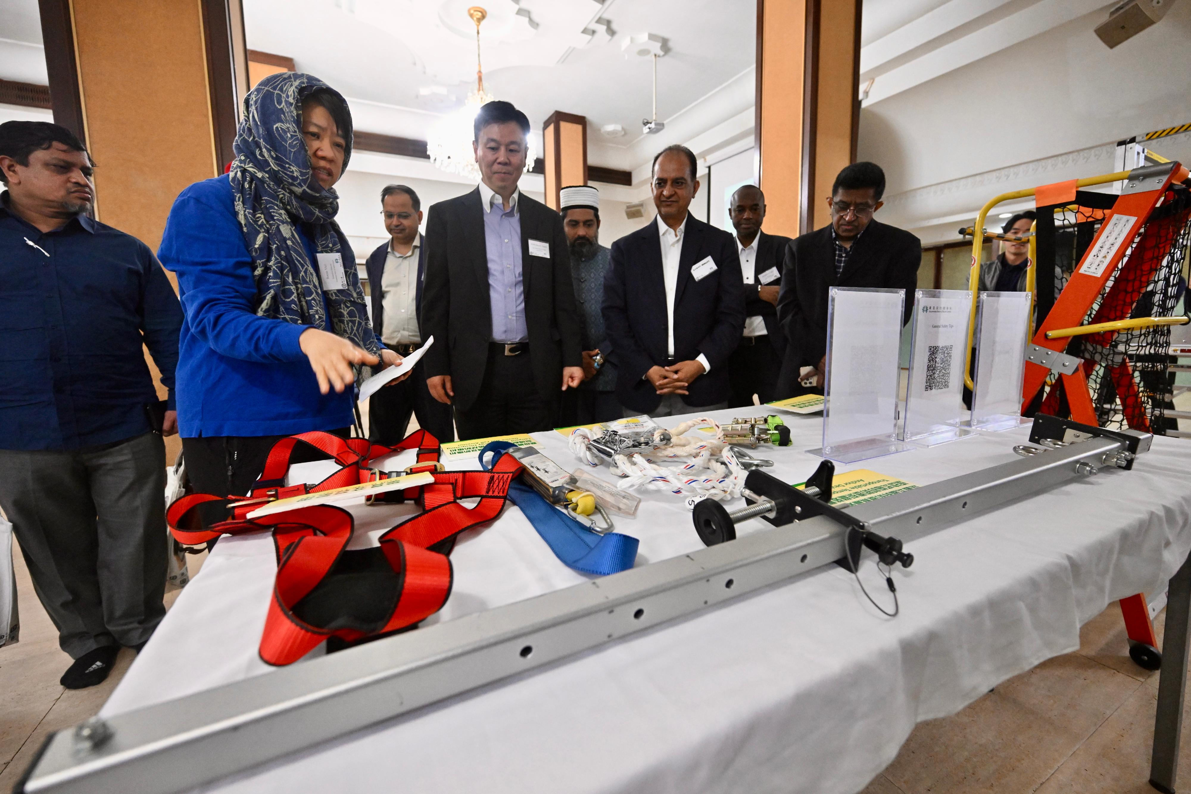 The Labour Department and the Occupational Safety and Health Council jointly held an occupational safety seminar at the Kowloon Masjid and Islamic Centre today (October 25) to enhance occupational safety awareness among ethnic minorities. Photo shows the Acting Commissioner for Labour, Mr Vincent Fung (fourth left), and other guests visiting a safety equipment exhibition.